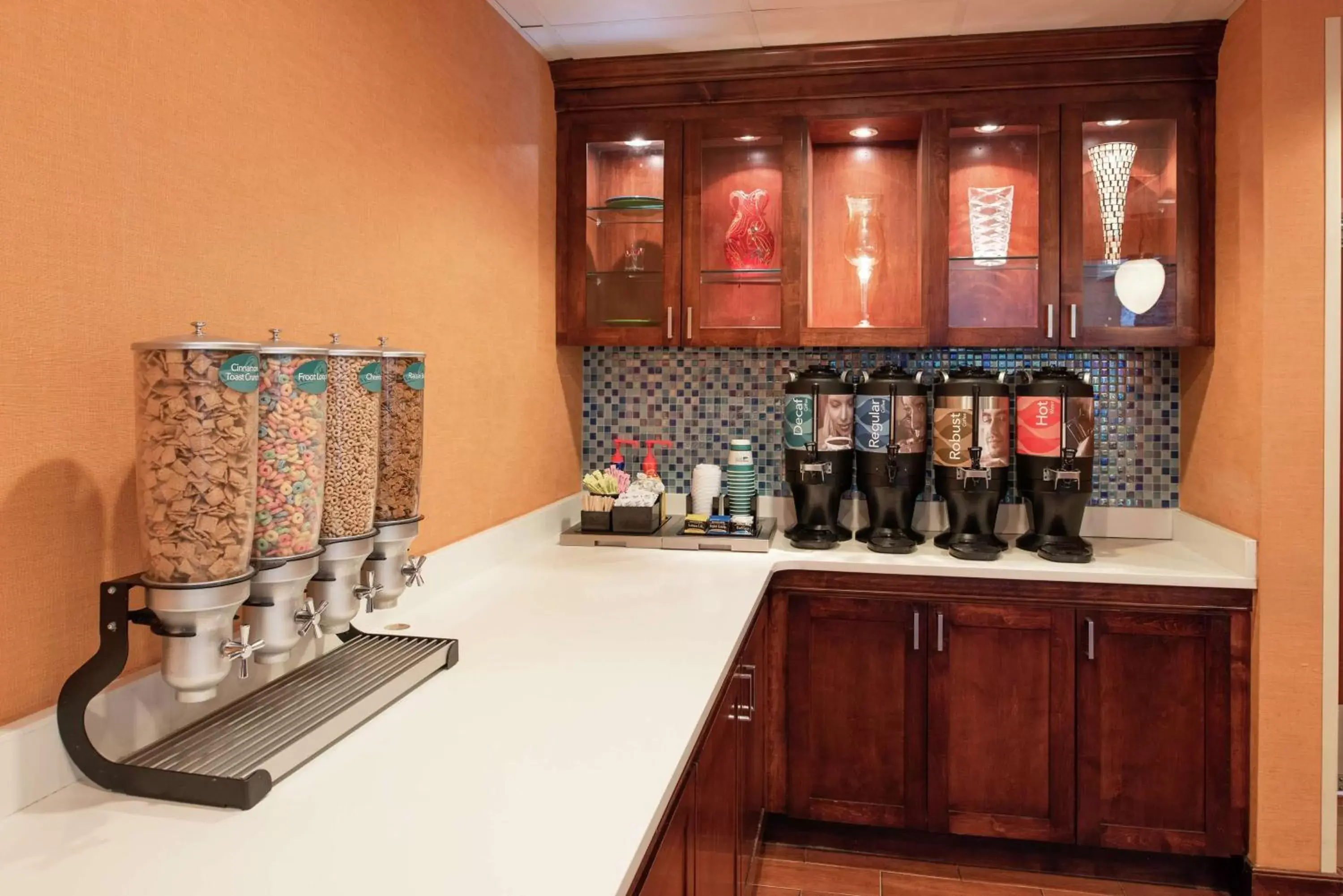 Breakfast, Kitchen/Kitchenette in Homewood Suites by Hilton Virginia Beach