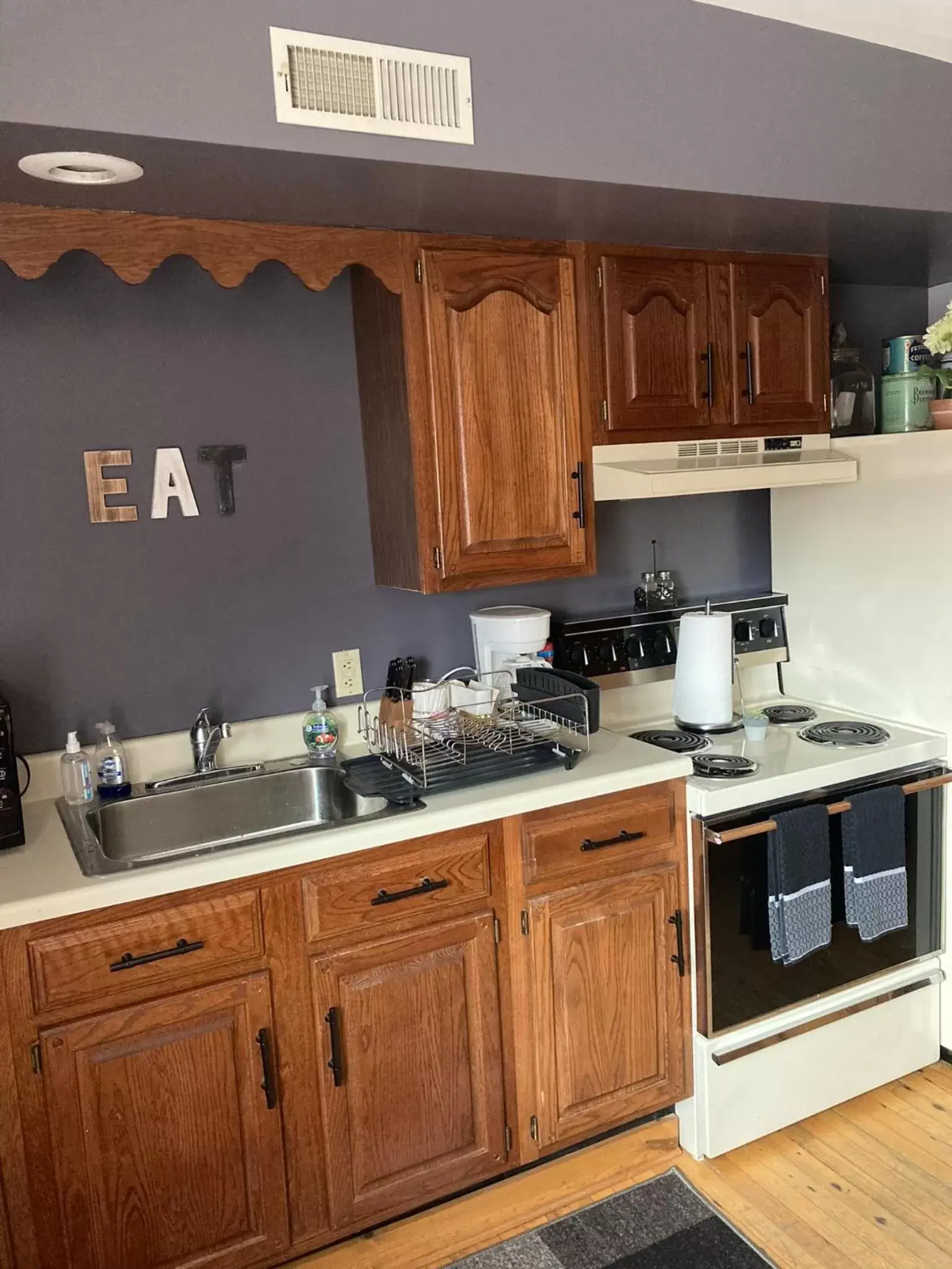 Communal kitchen, Kitchen/Kitchenette in Riverboat Suites