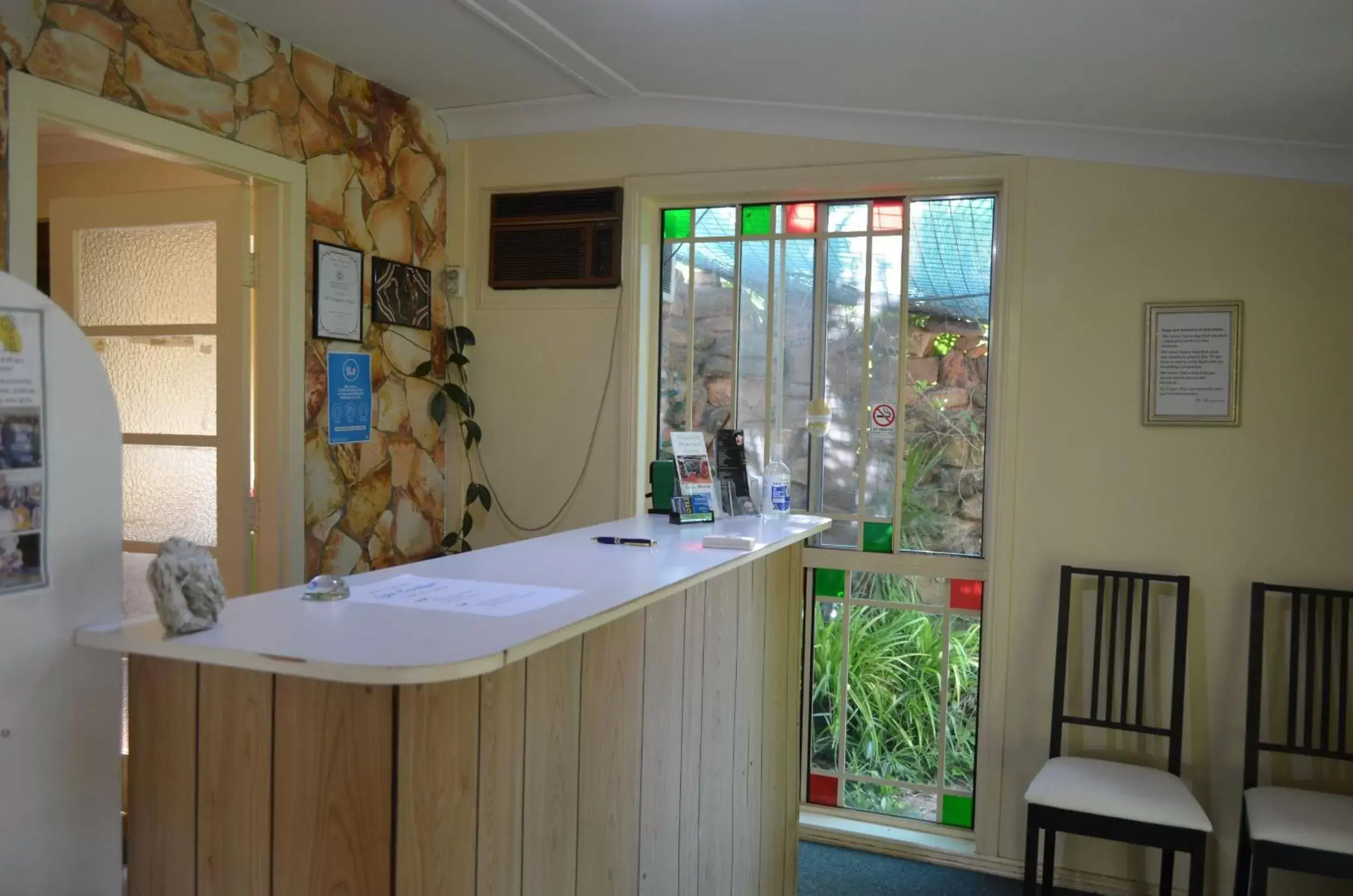 Lobby or reception, Bathroom in Bungalow Motel