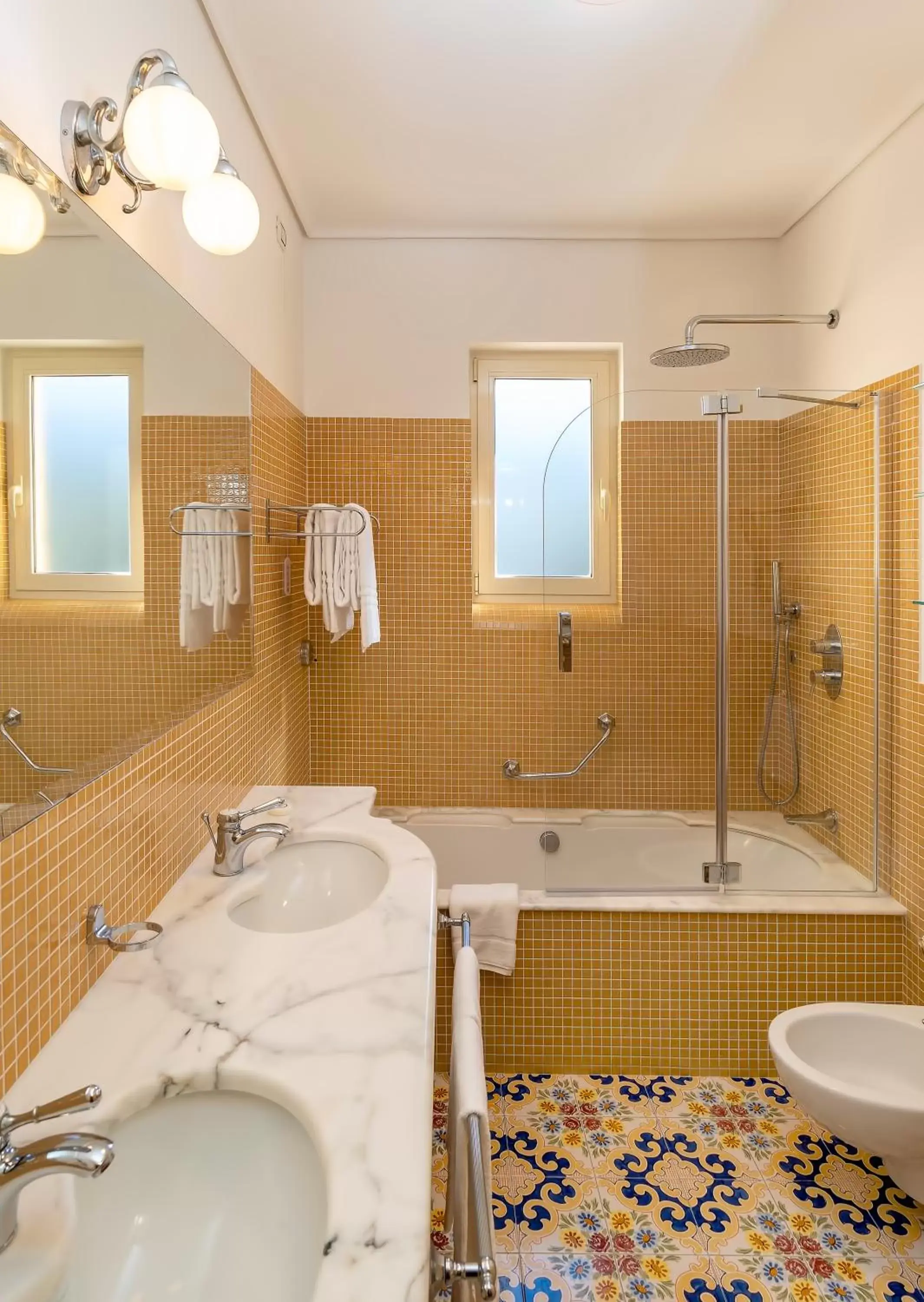 Shower, Bathroom in Hotel Antiche Mura