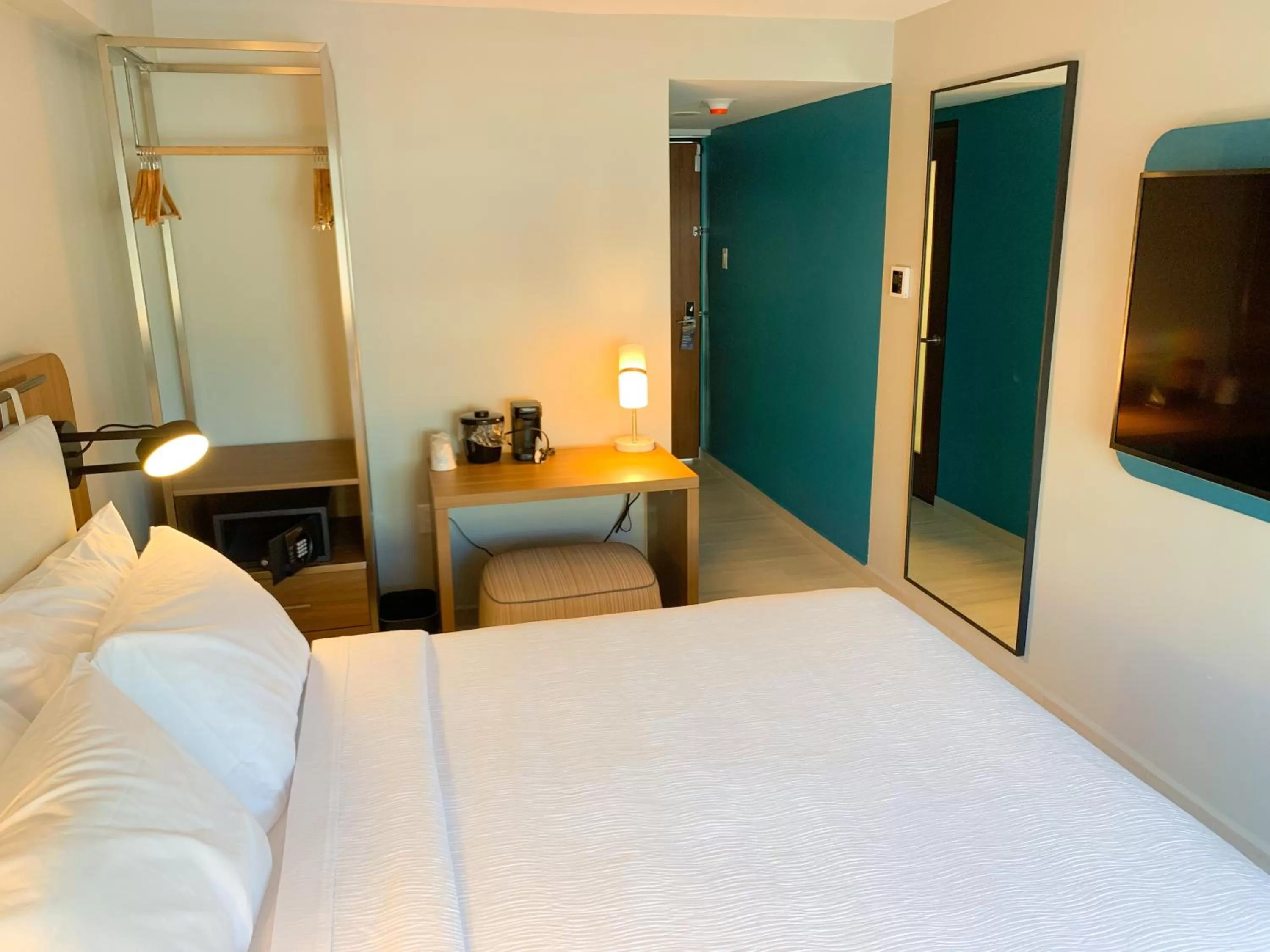 TV and multimedia, Bed in TRYP by Wyndham Mayaguez