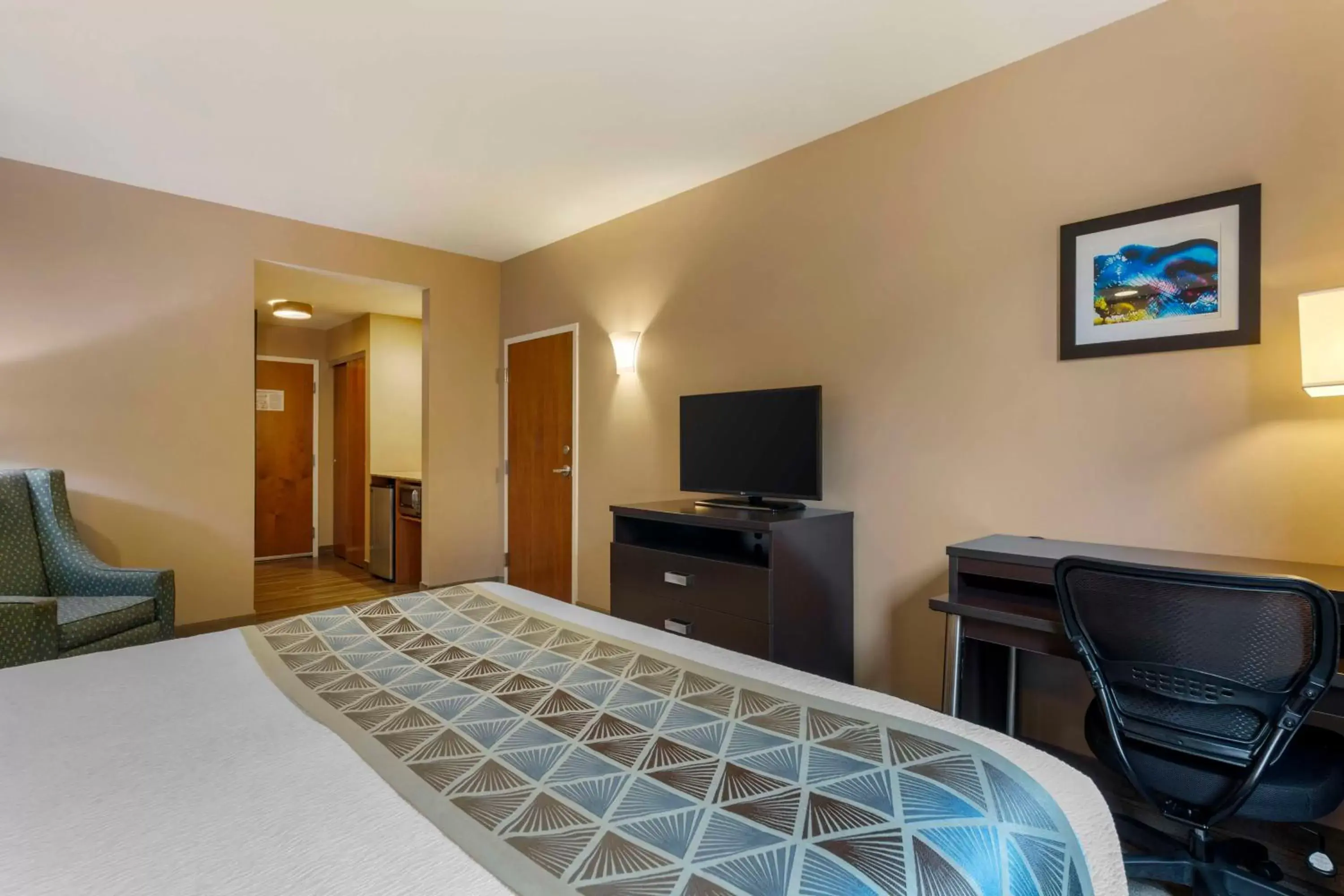 Bedroom, TV/Entertainment Center in Best Western Plus Miami Executive Airport Hotel and Suites