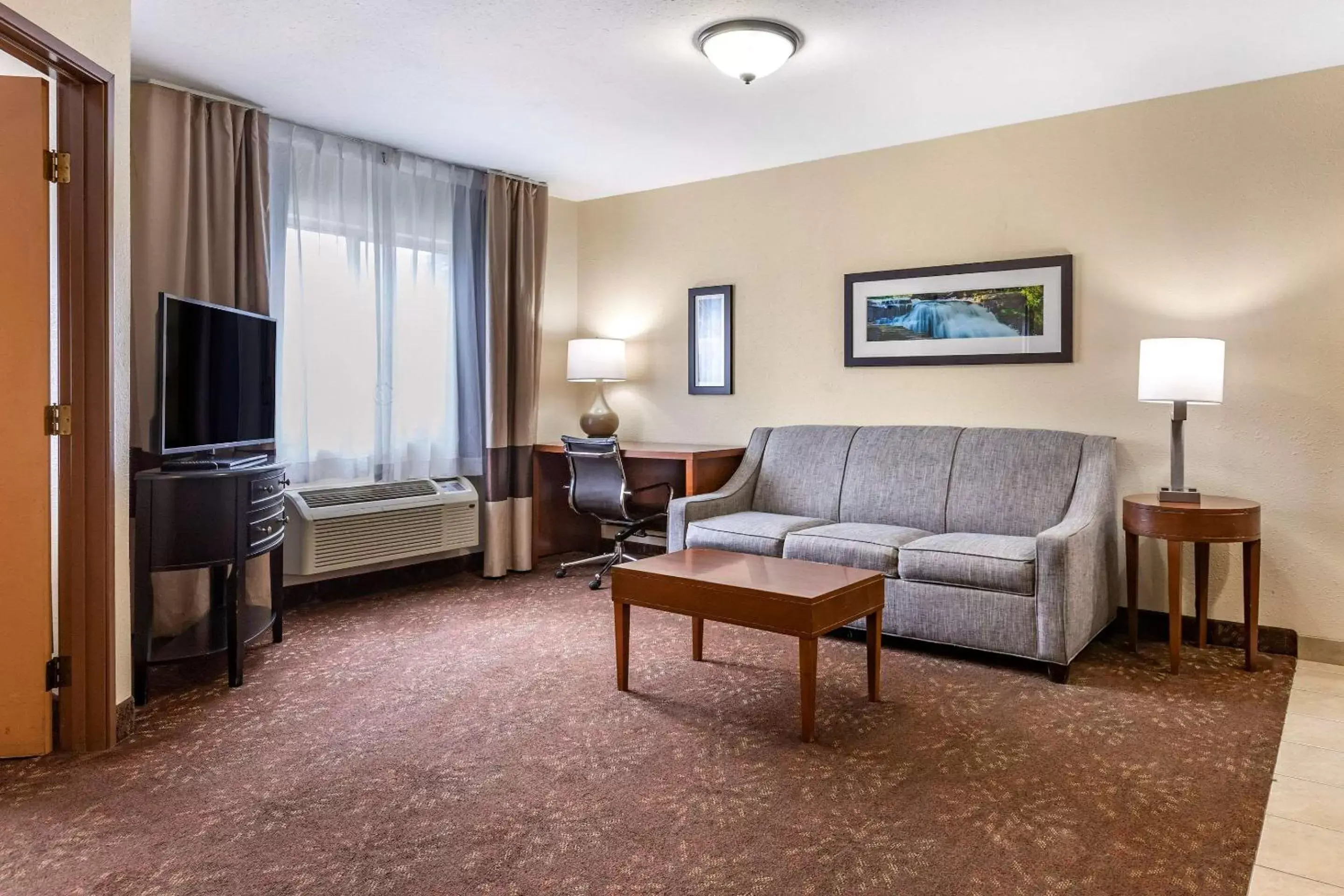 Photo of the whole room, Seating Area in Comfort Inn Okemos - East Lansing