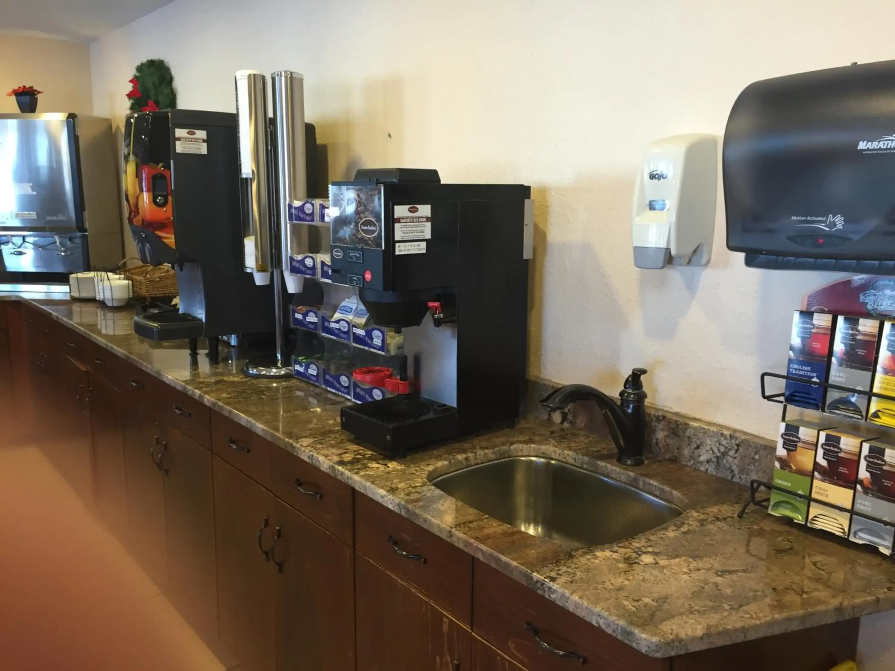 Continental breakfast, Kitchen/Kitchenette in Americas Best Value Inn Grand Forks