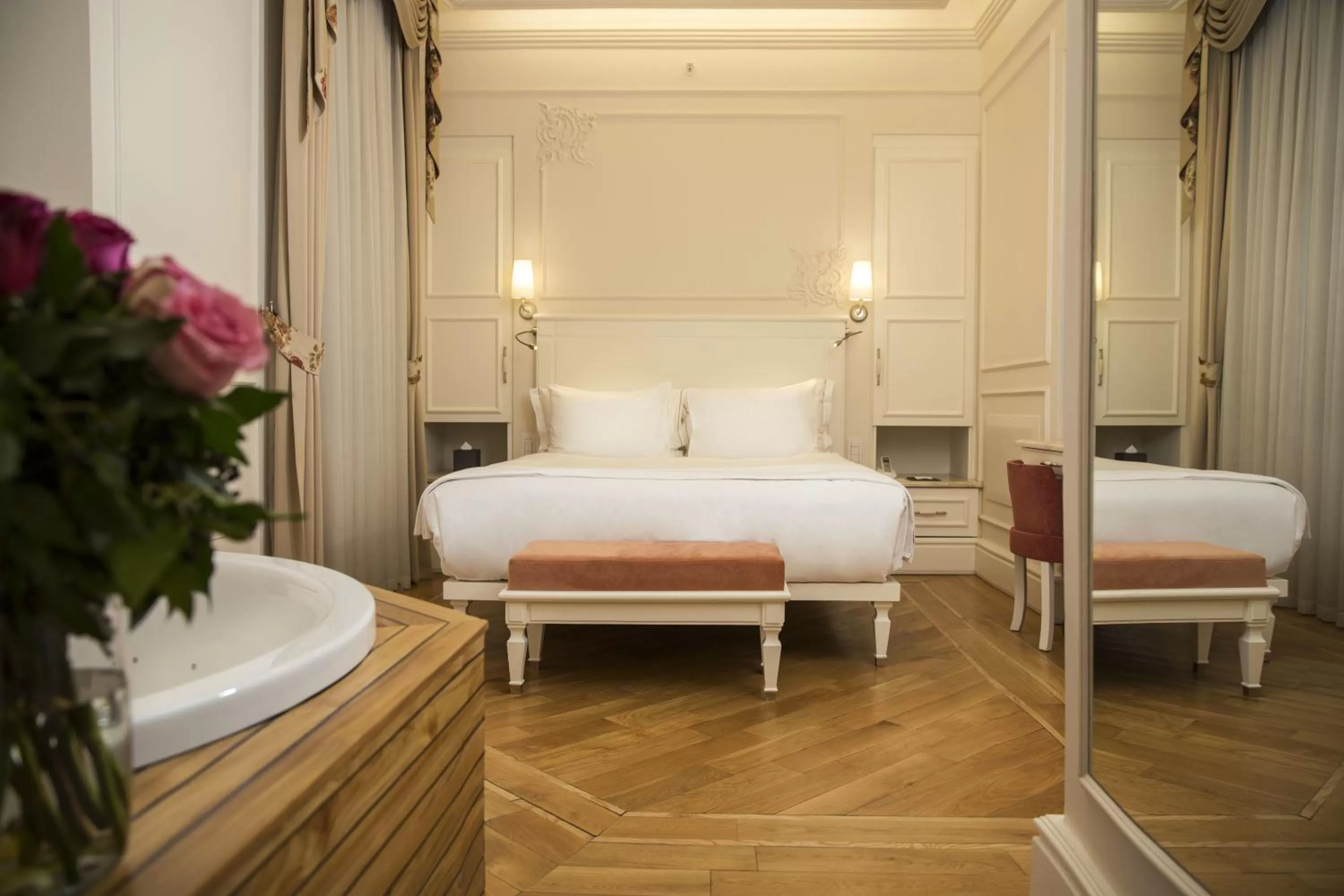 Photo of the whole room, Bed in Corinne Art & Boutique Hotel