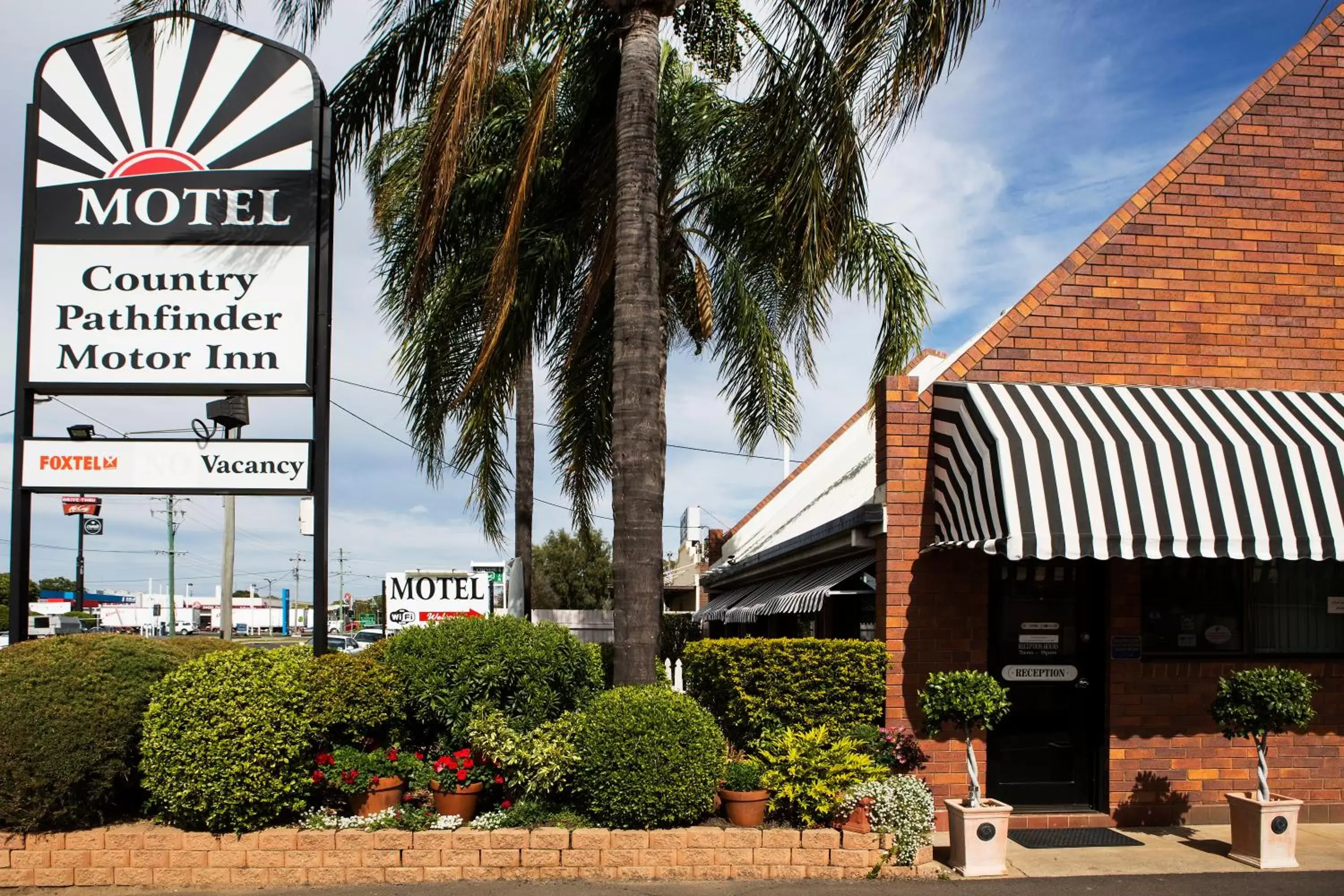 Property building, Garden in Country Pathfinder Motor Inn