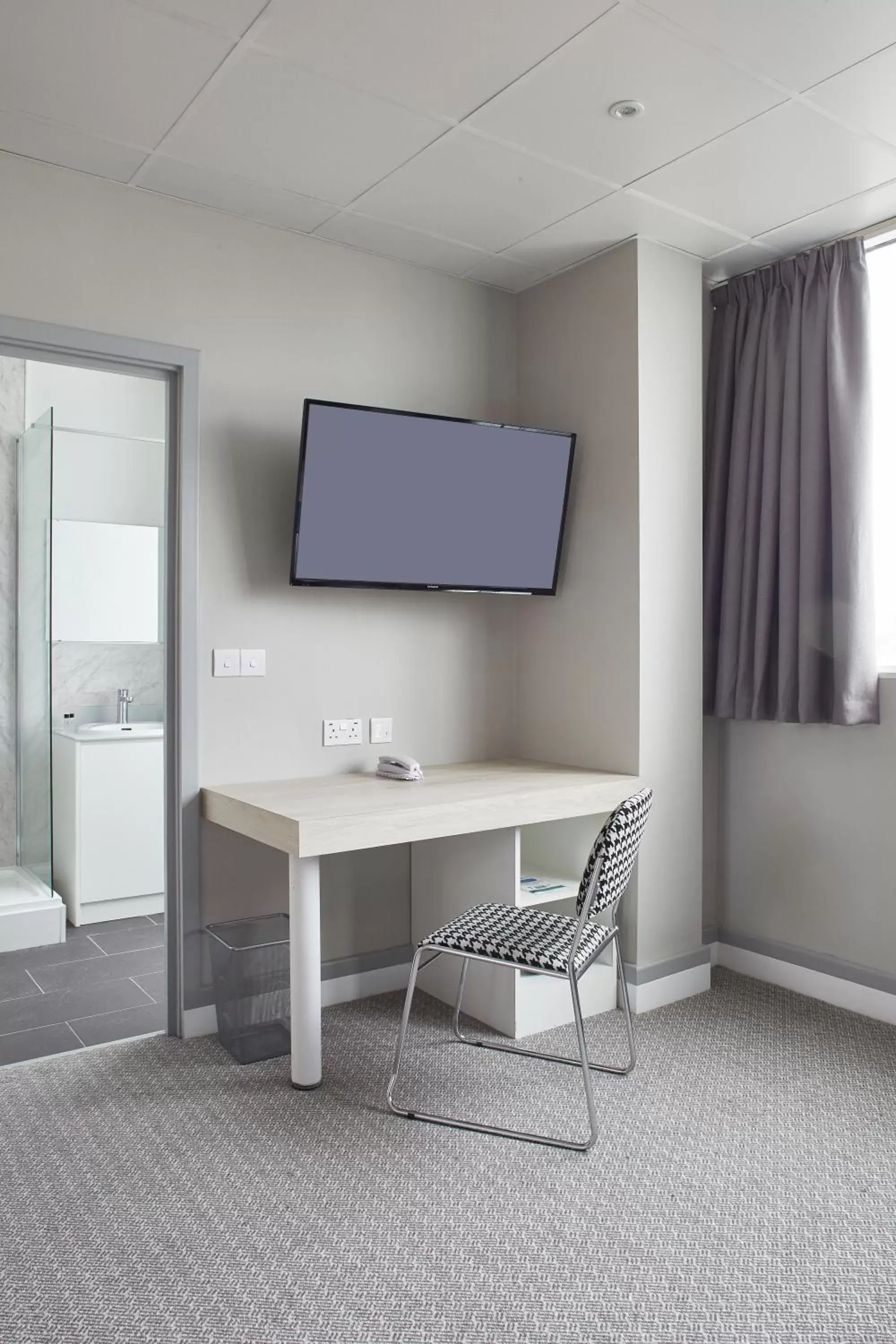 Seating area, TV/Entertainment Center in Citrus Hotel Cardiff by Compass Hospitality