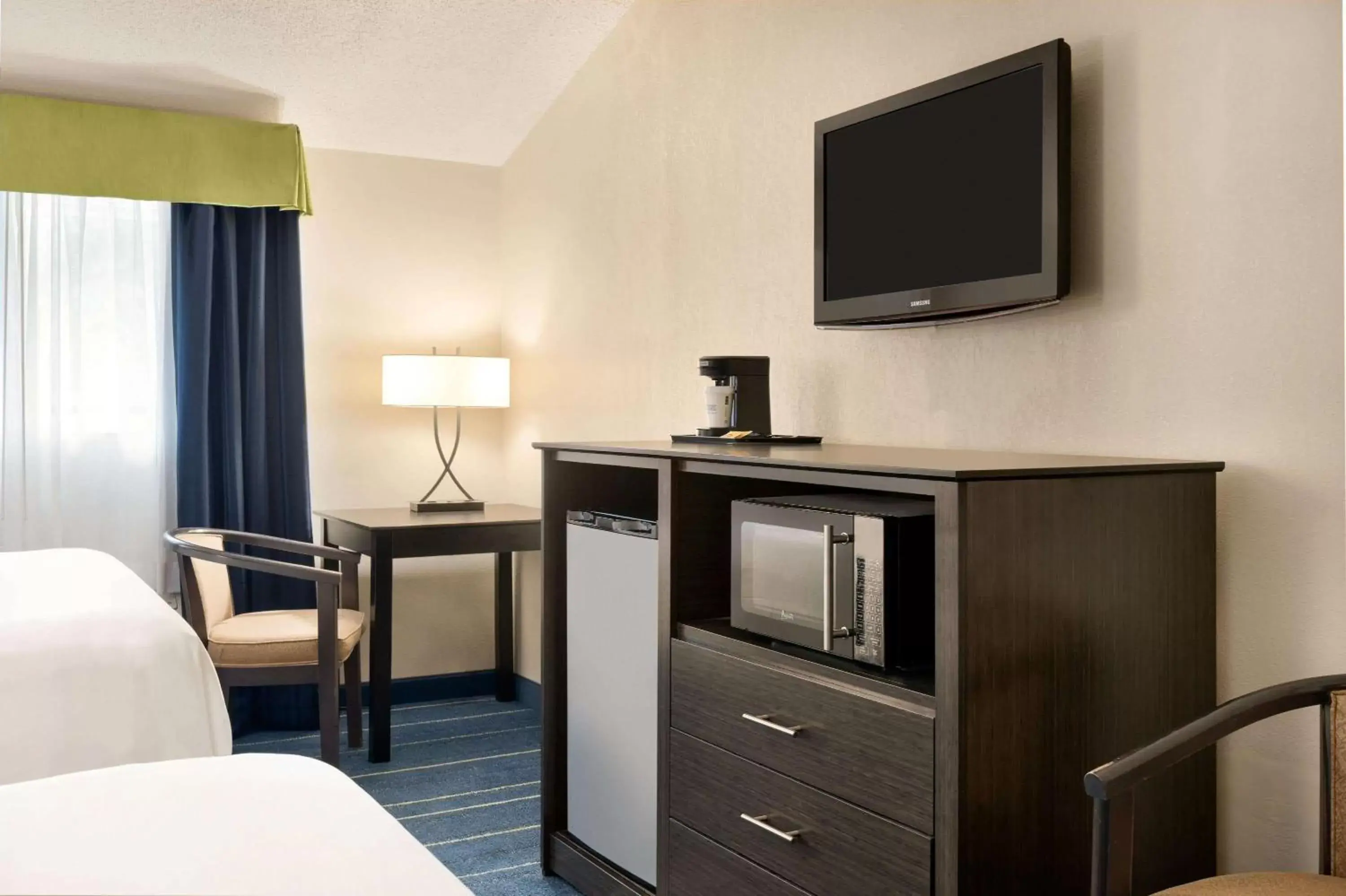 Photo of the whole room, Bed in Days Inn by Wyndham Tamworth Photo of the whole room, Bed in Days Inn by Wyndham Tamworth