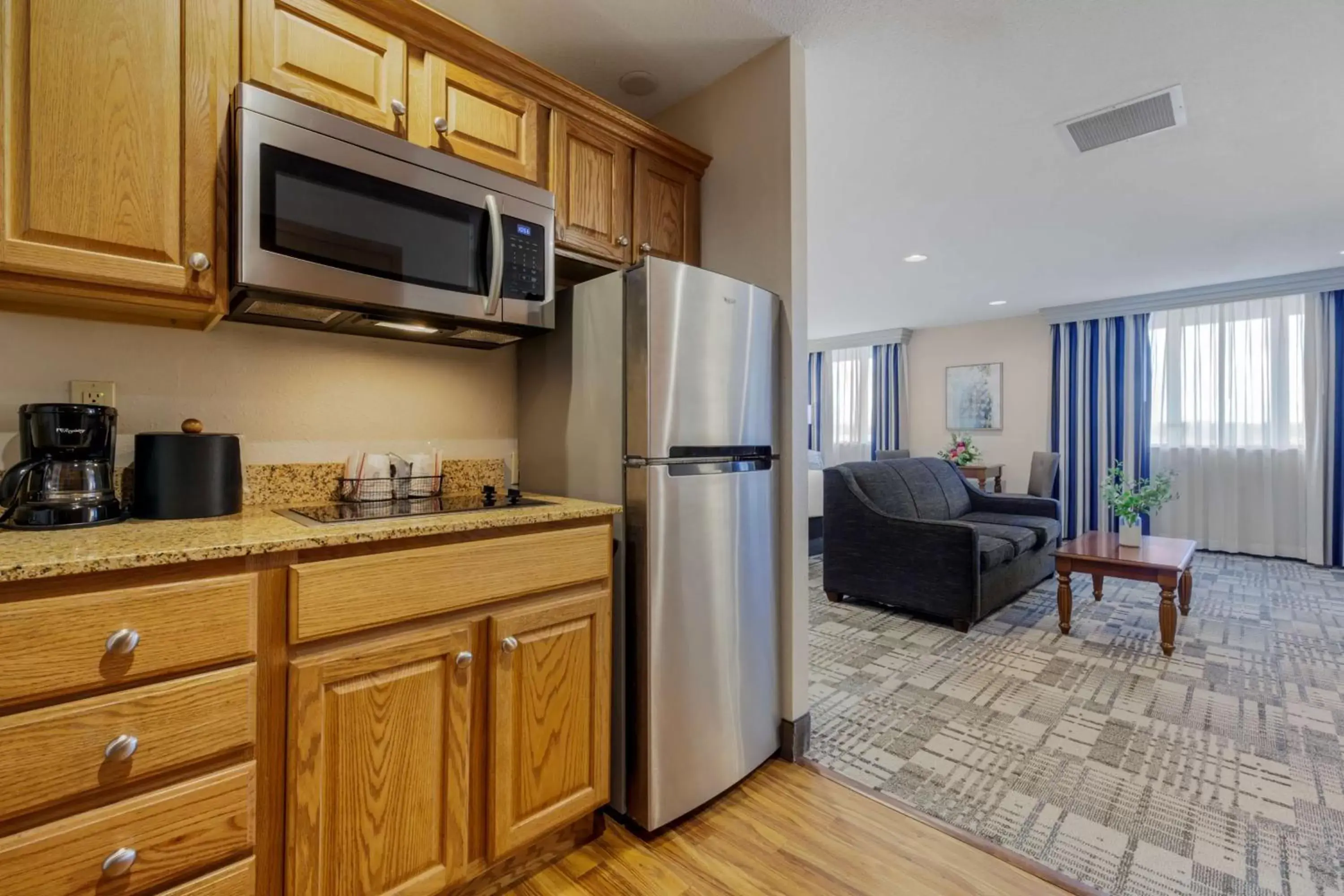 Bedroom, Kitchen/Kitchenette in Best Western Plus Dubuque Hotel and Conference Center