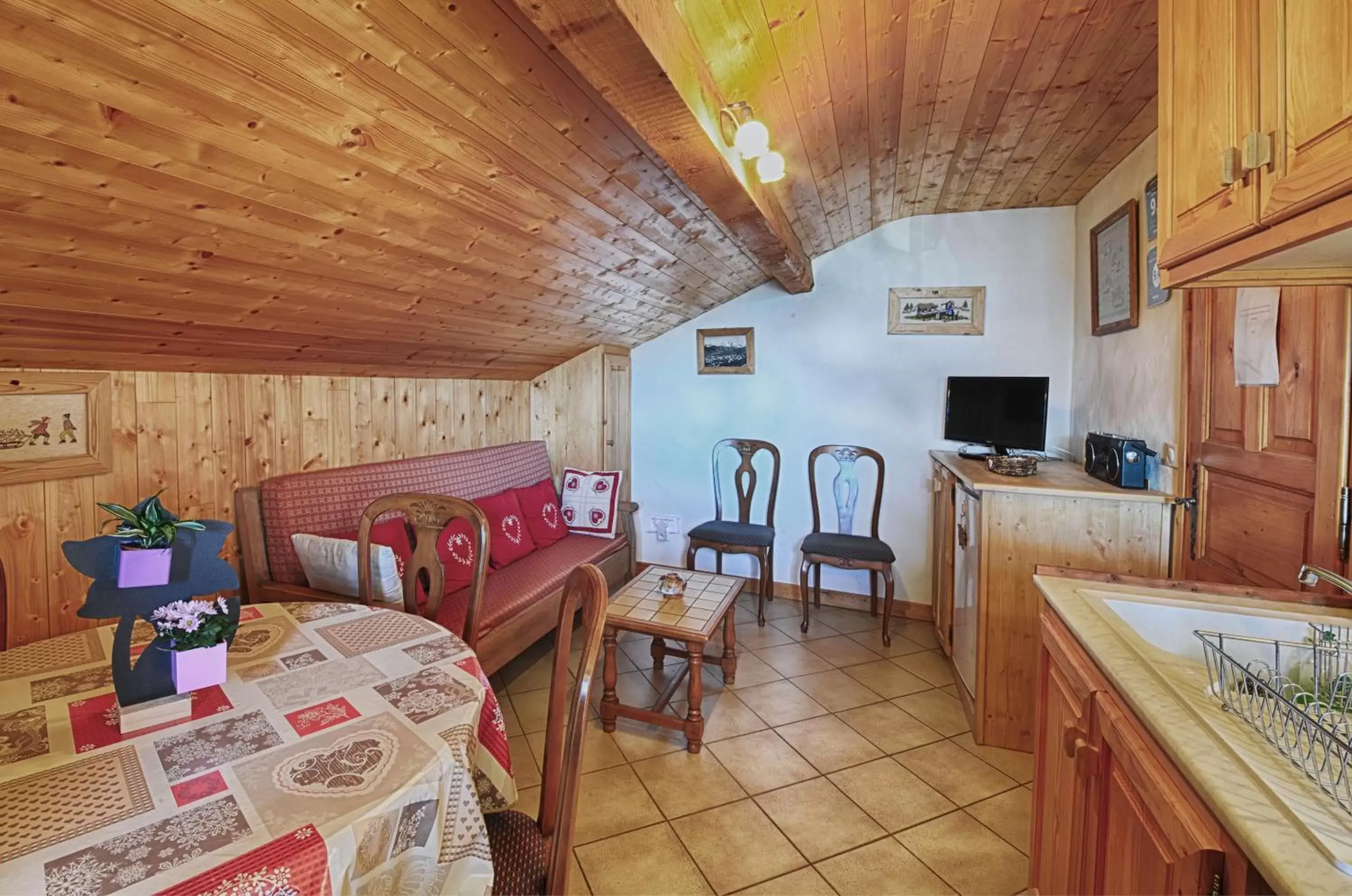 Kitchen or kitchenette, Seating Area in Chambres d'hôtes les Terrasses de Varme