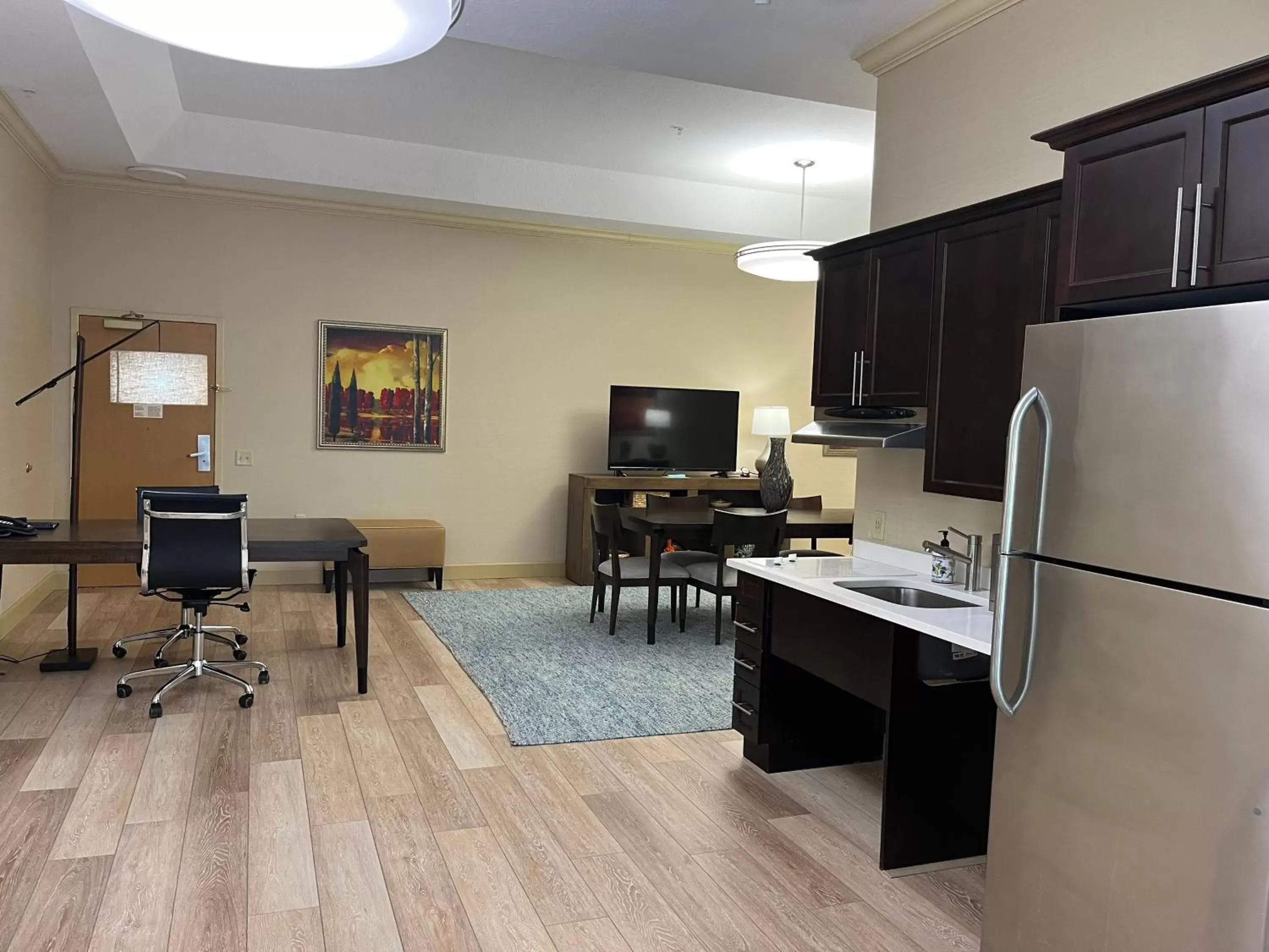 Kitchen or kitchenette, TV/Entertainment Center in Hawthorn Suites by Wyndham West Palm Beach