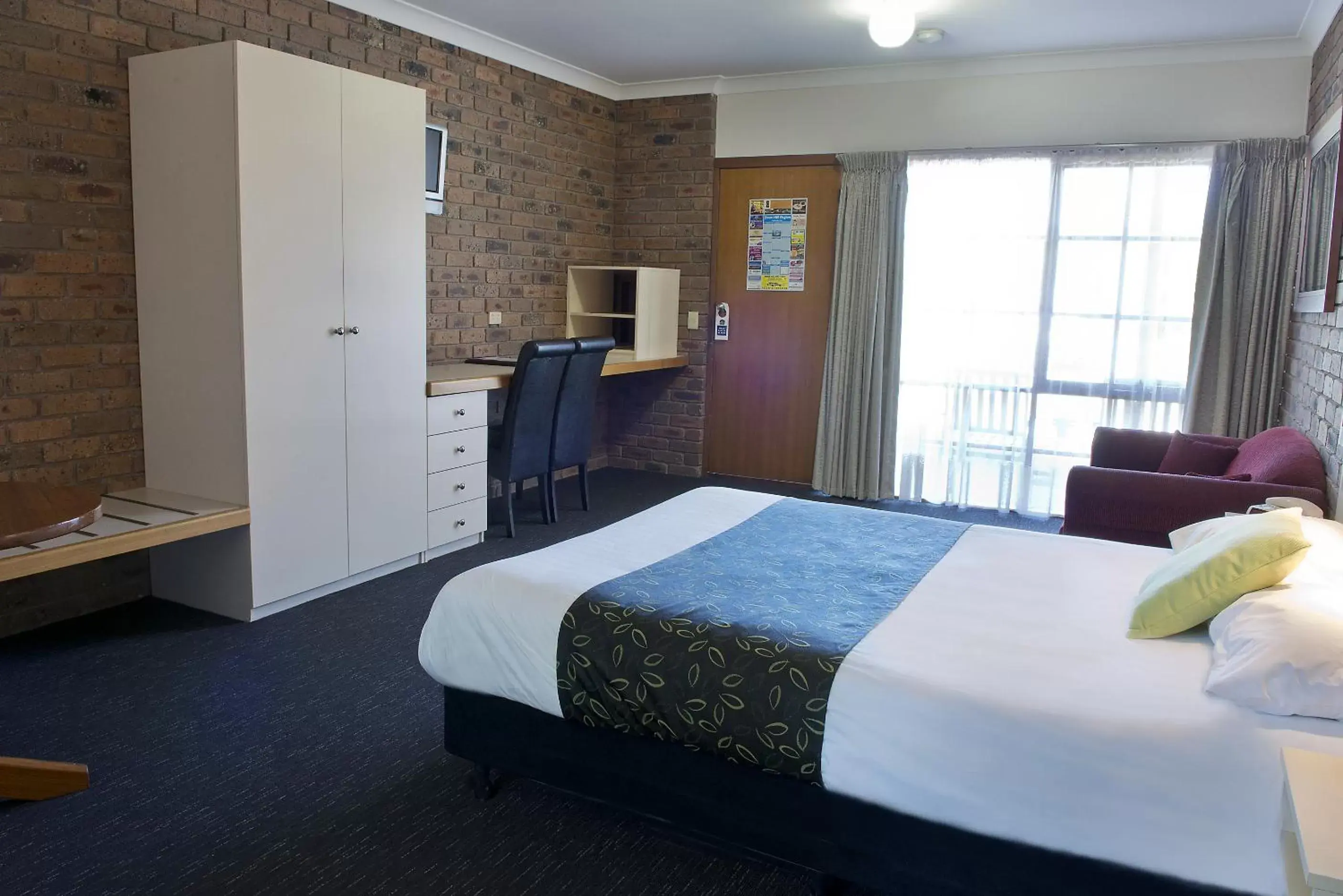 Seating area, Bed in Travellers Rest Motor Inn Swan Hill
