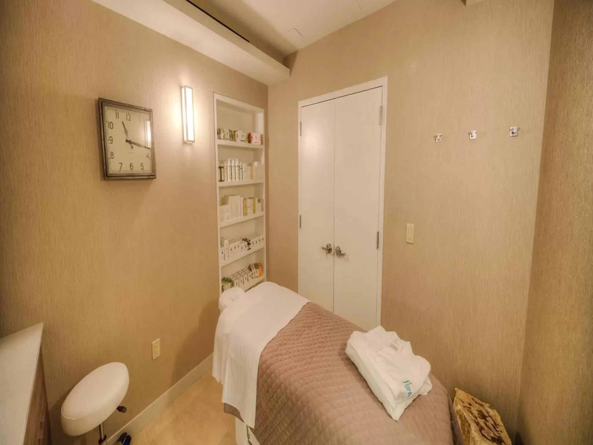 Massage, Bed in The J House Greenwich Hotel Massage, Bed in The J House Greenwich Hotel