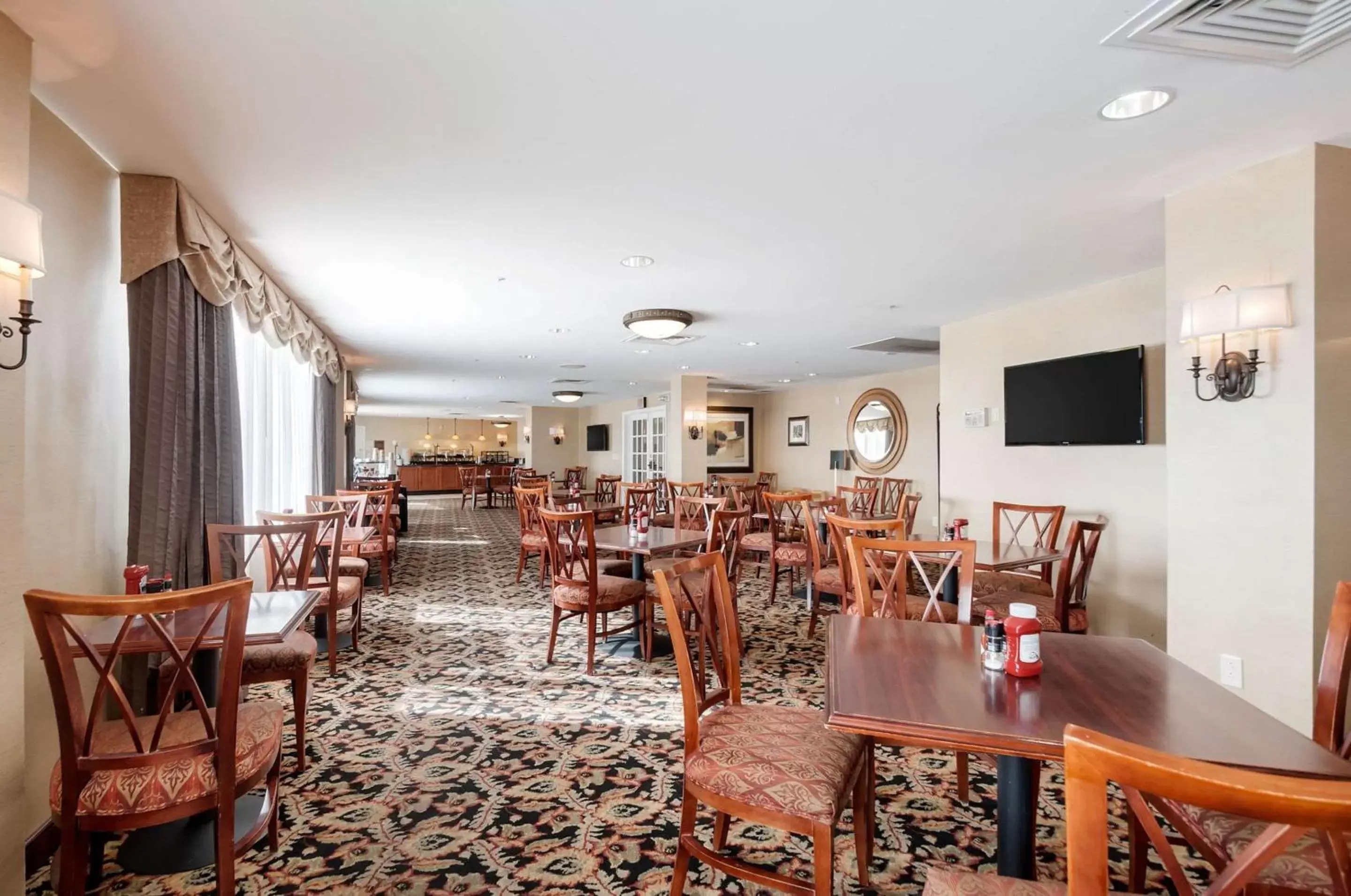 Restaurant/Places to Eat in Clarion Collection Hotel Arlington Court Suites