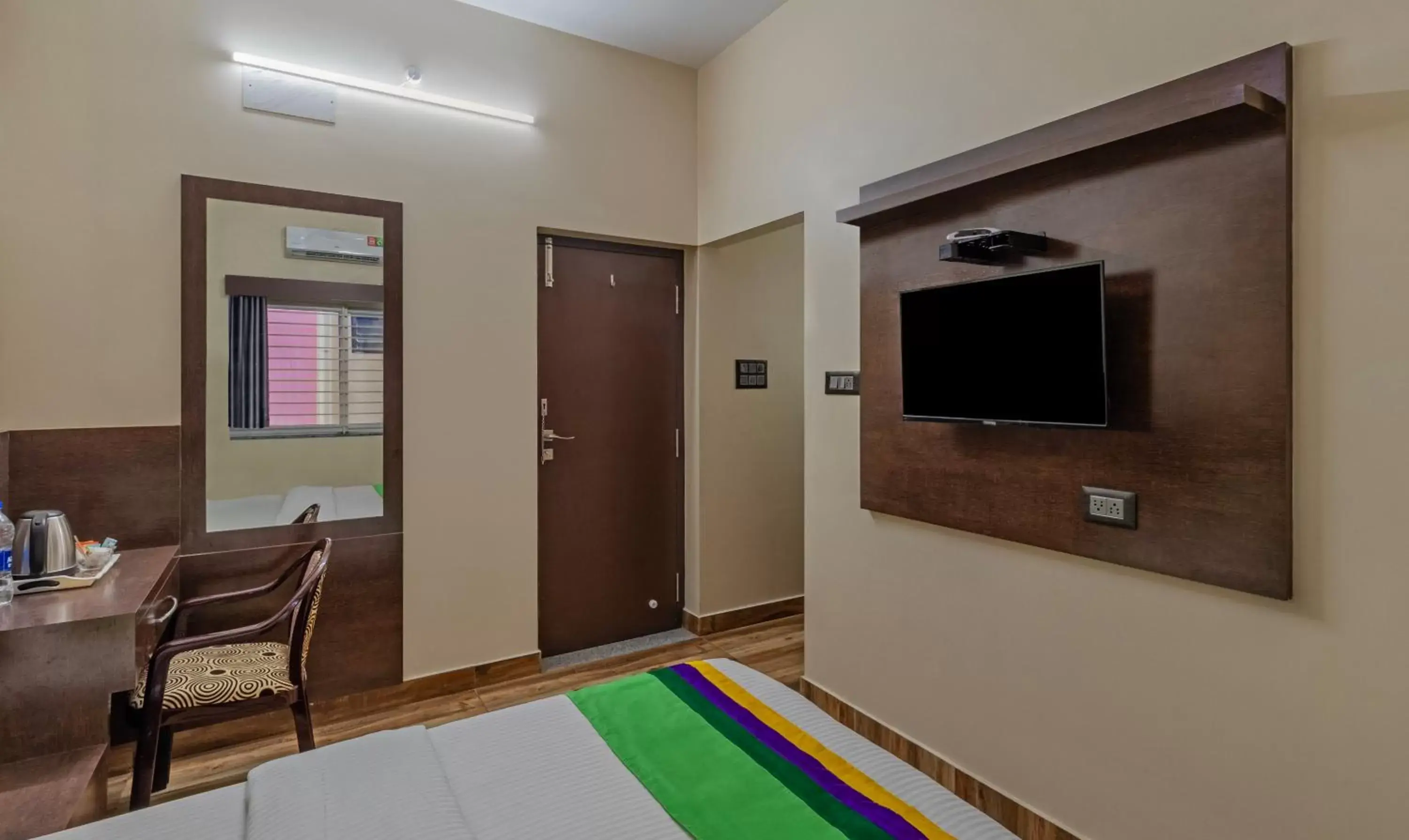 Bed, TV/Entertainment Center in Treebo Trend Pranav Park