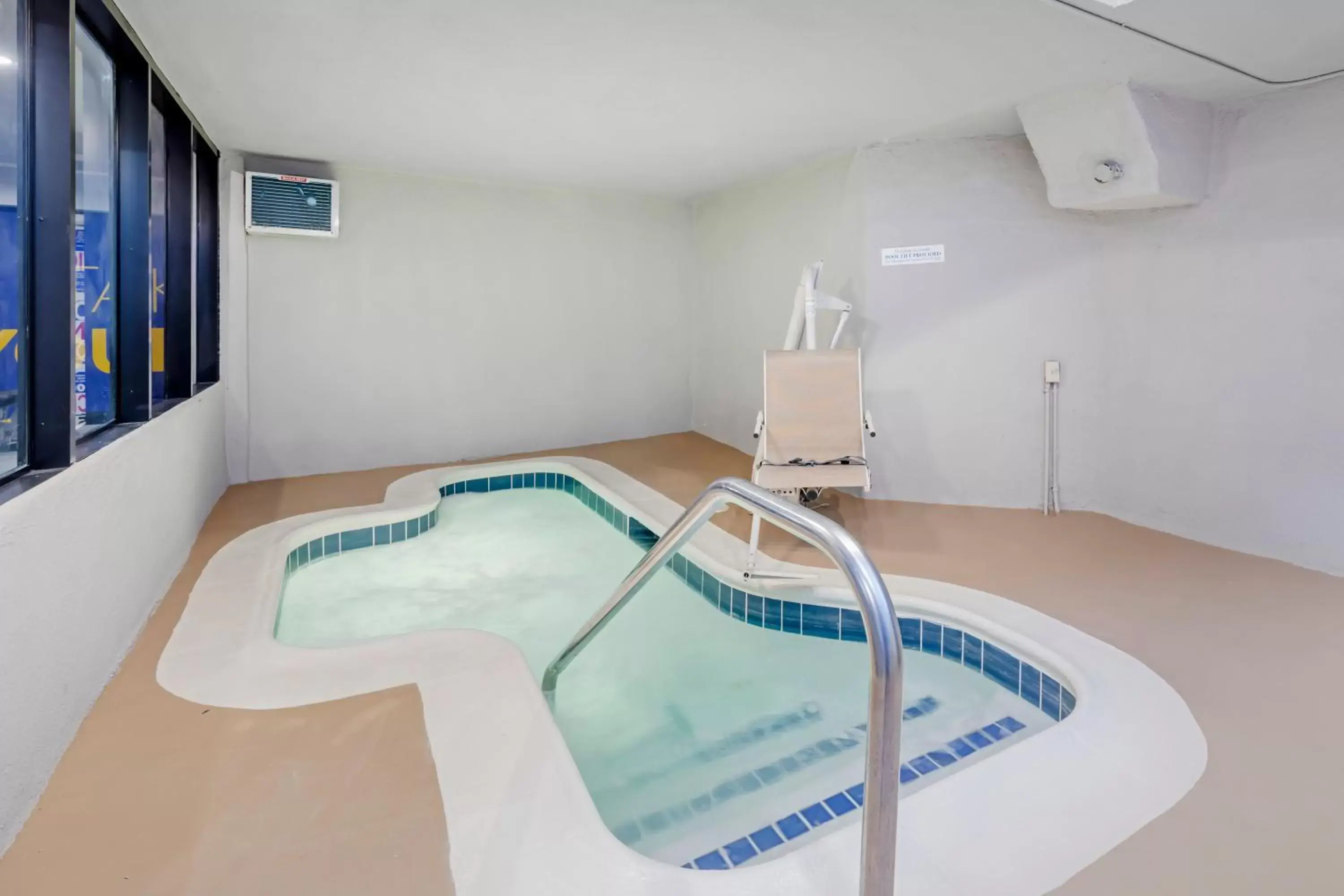 Hot Tub, Bed in Quality Inn & Suites Irvine Spectrum