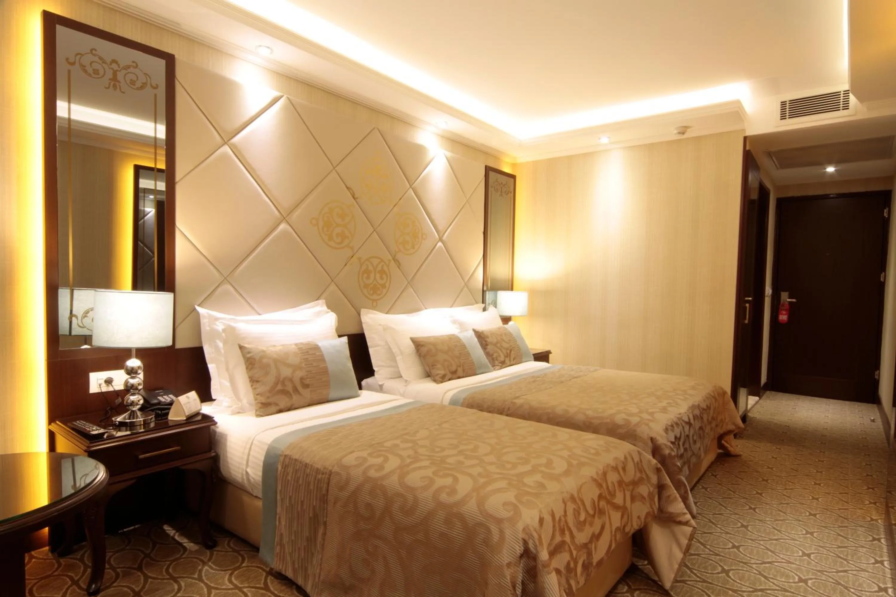 Photo of the whole room, Bed in Black Bird Hotel