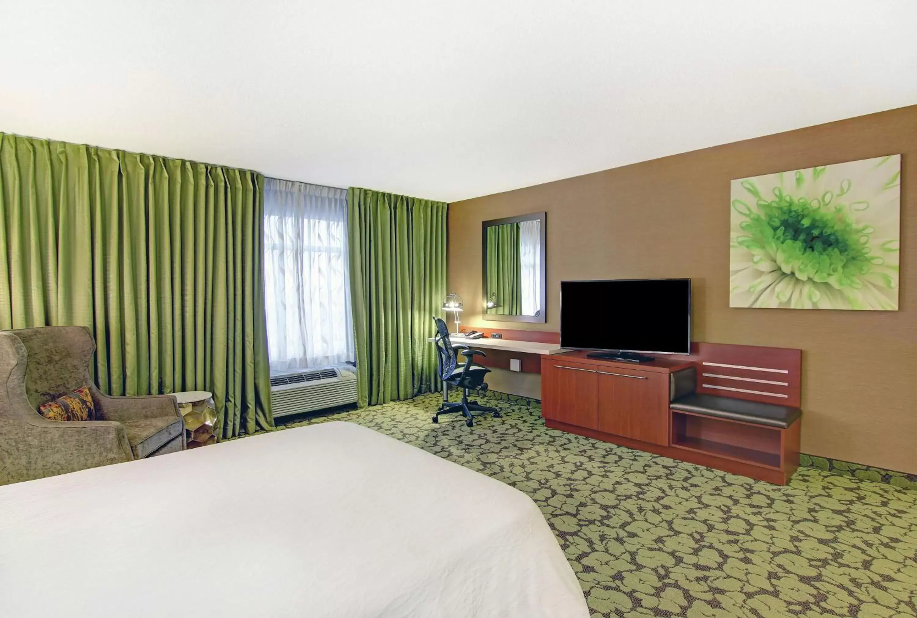 Bed, TV/Entertainment Center in Hilton Garden Inn Toronto/Markham