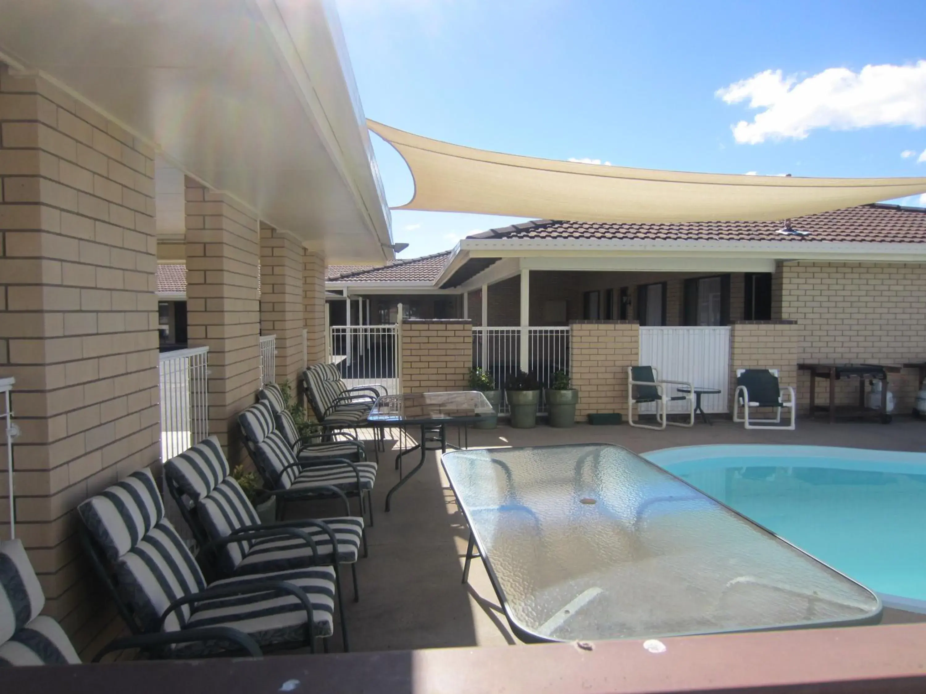 Swimming Pool in Top of the Town Motel