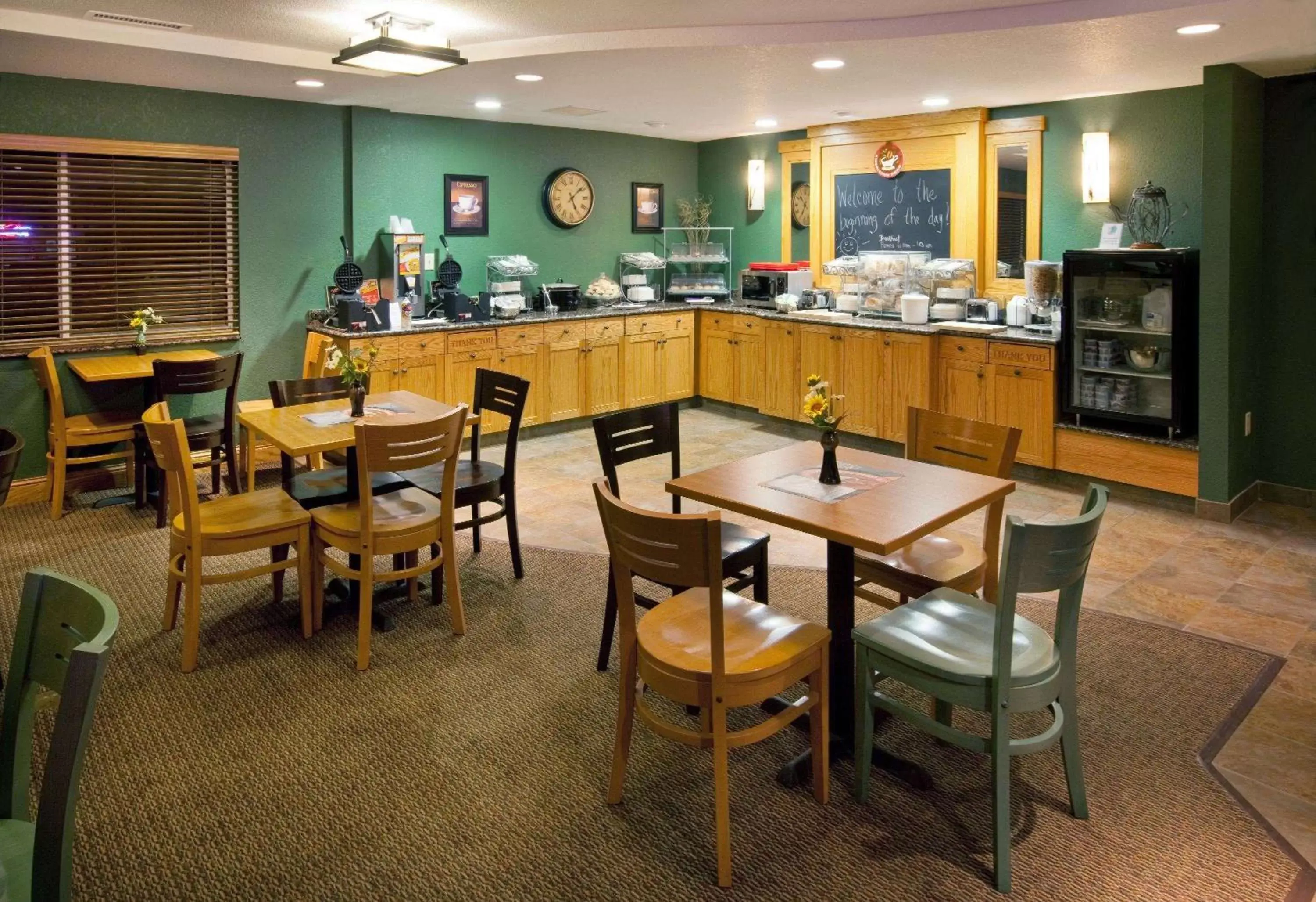 Restaurant/Places to Eat in AmericInn by Wyndham Anamosa