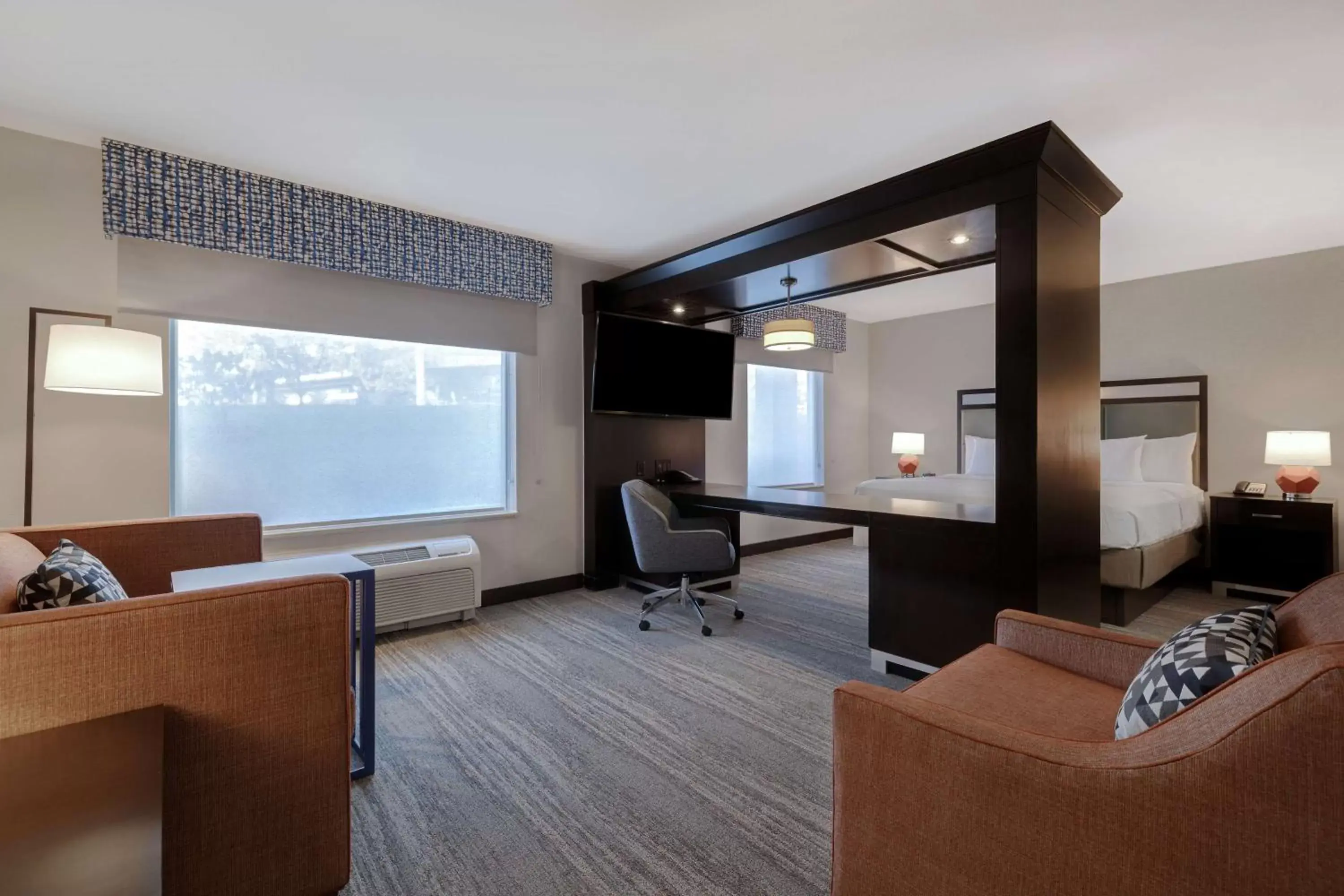 Bed, Seating Area in Hampton Inn & Suites Seattle/Federal Way