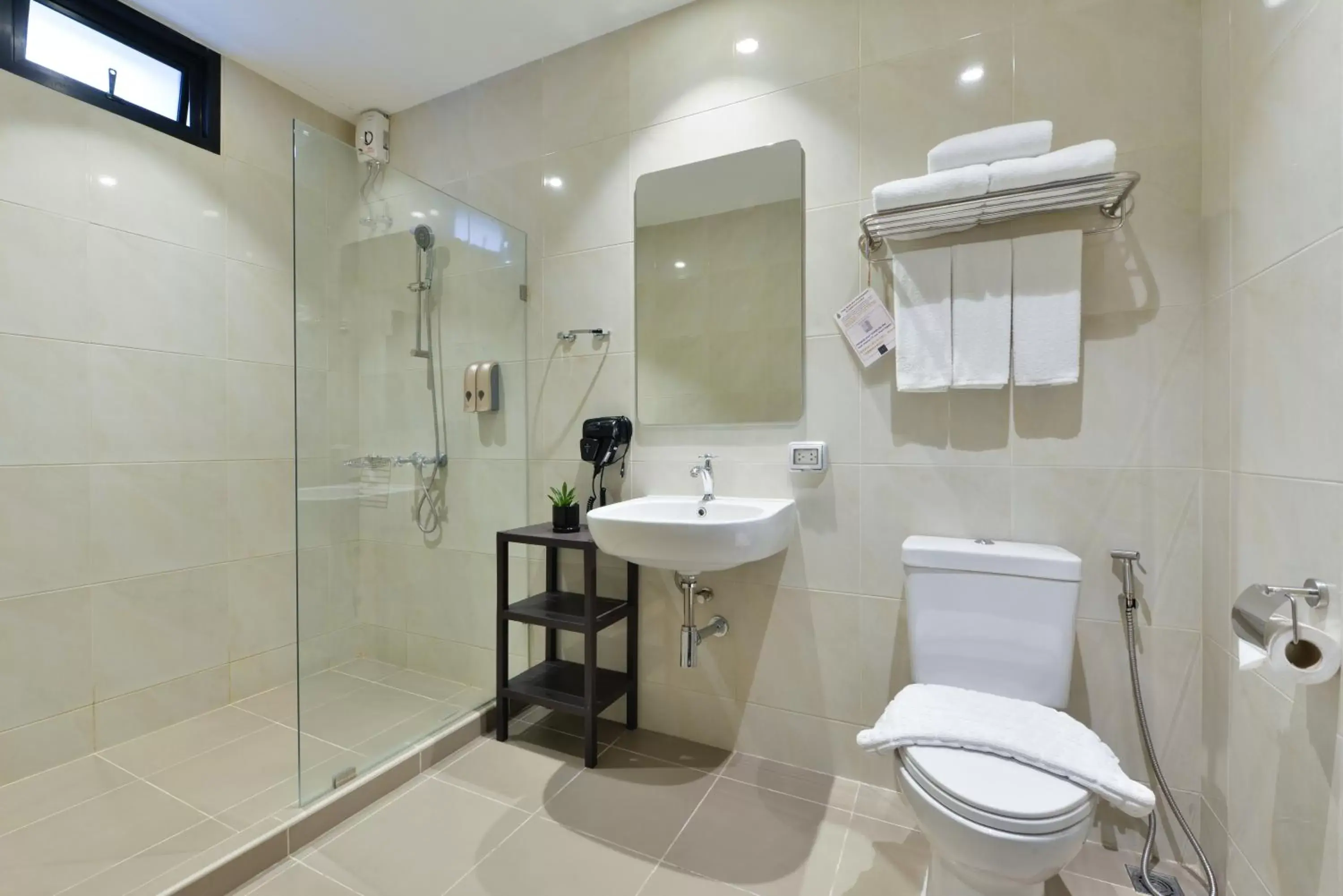 Shower, Bathroom in Oldthaiheng Hotel