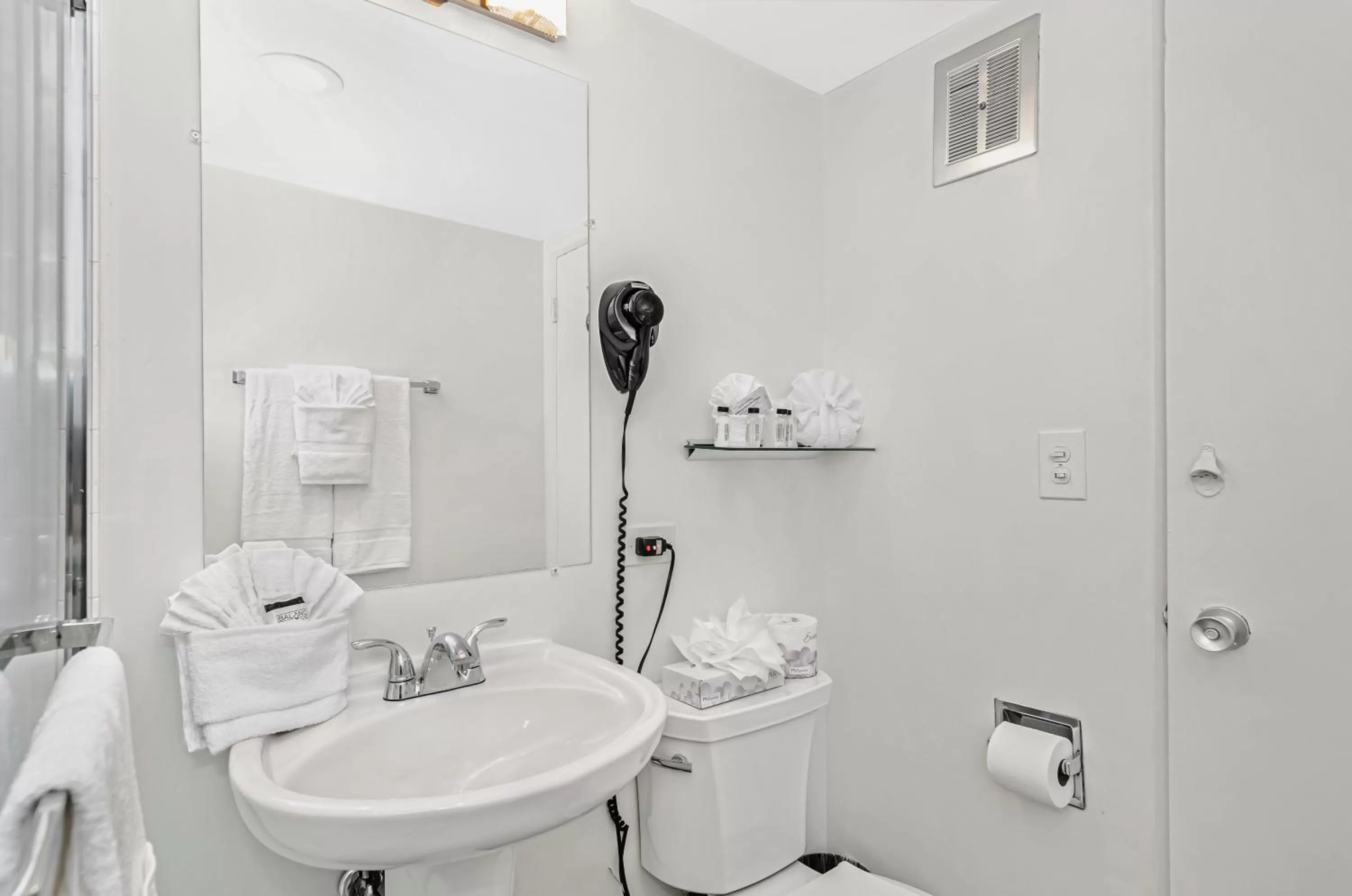 Bathroom in Ohio House Motel