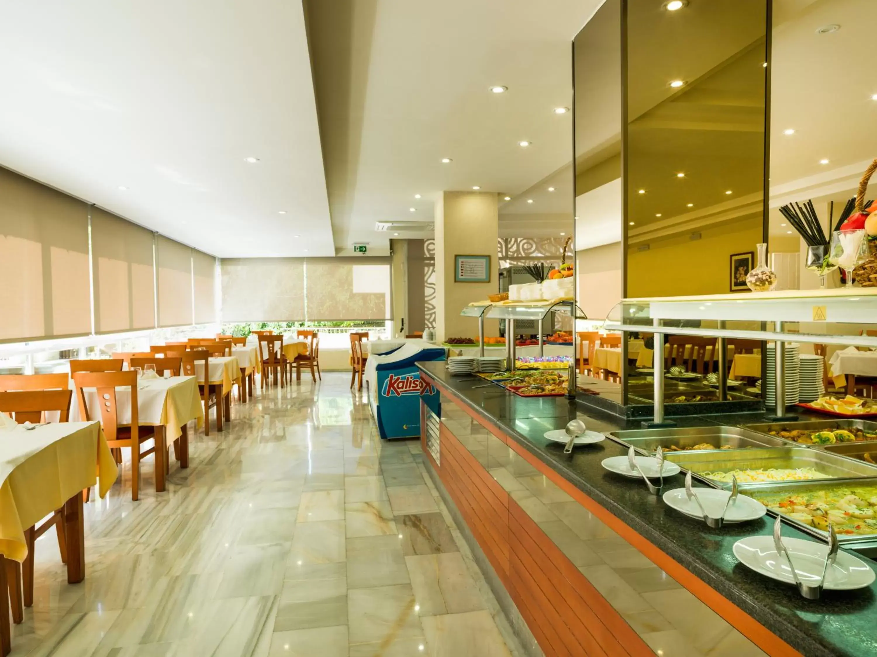 Restaurant/Places to Eat in Hotel Monarque El Rodeo