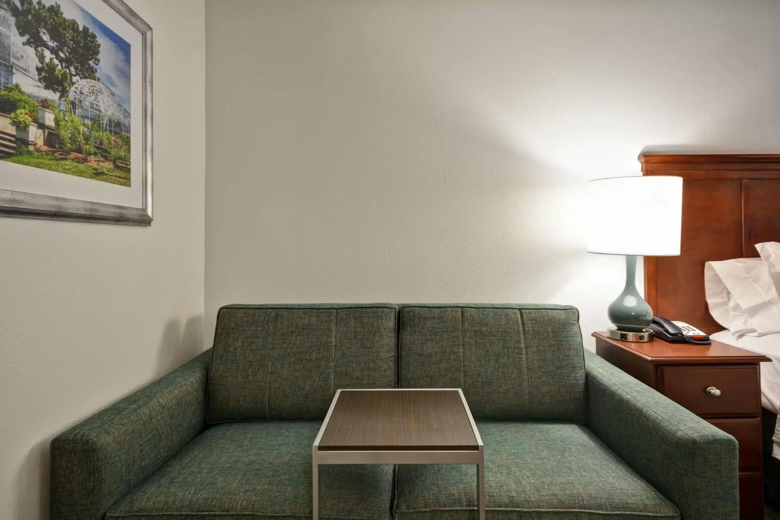 Living room, Seating Area in Hampton Inn Detroit Northville