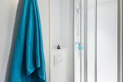 Shower, Bed in hotelF1 Compiègne
