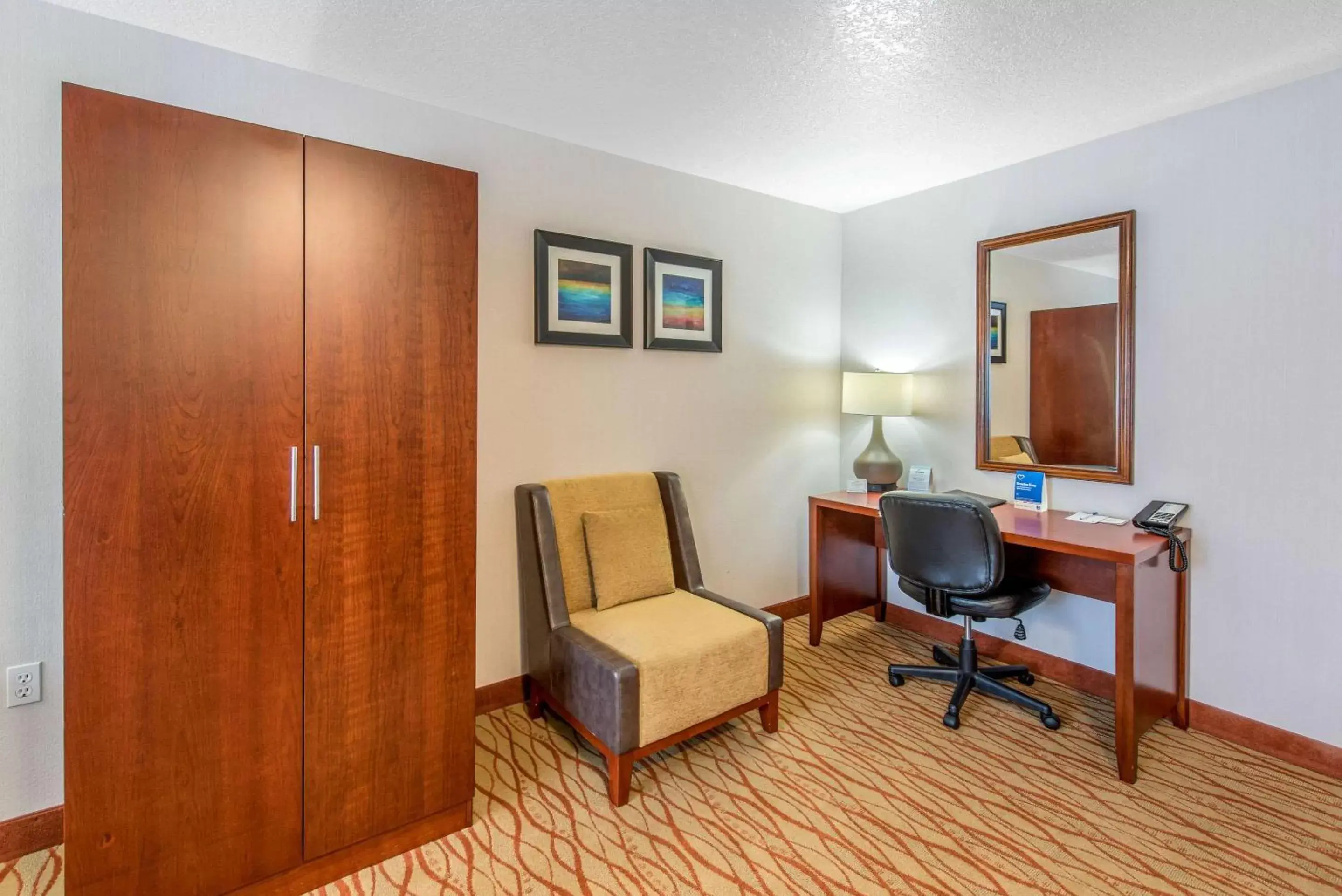 Photo of the whole room, TV/Entertainment Center in Comfort Inn Mount Shasta Area