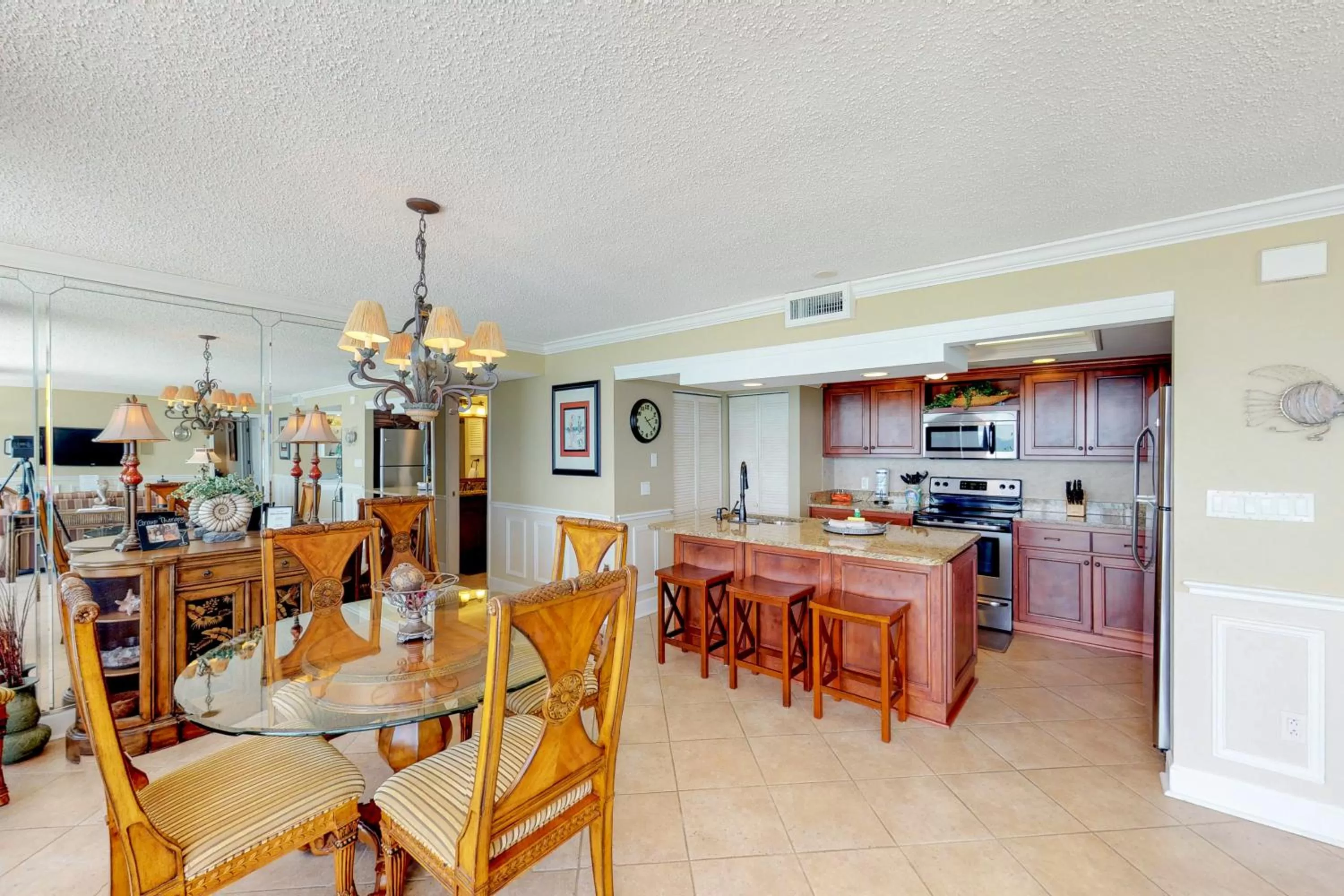 Restaurant/Places to Eat in Seachase 704E