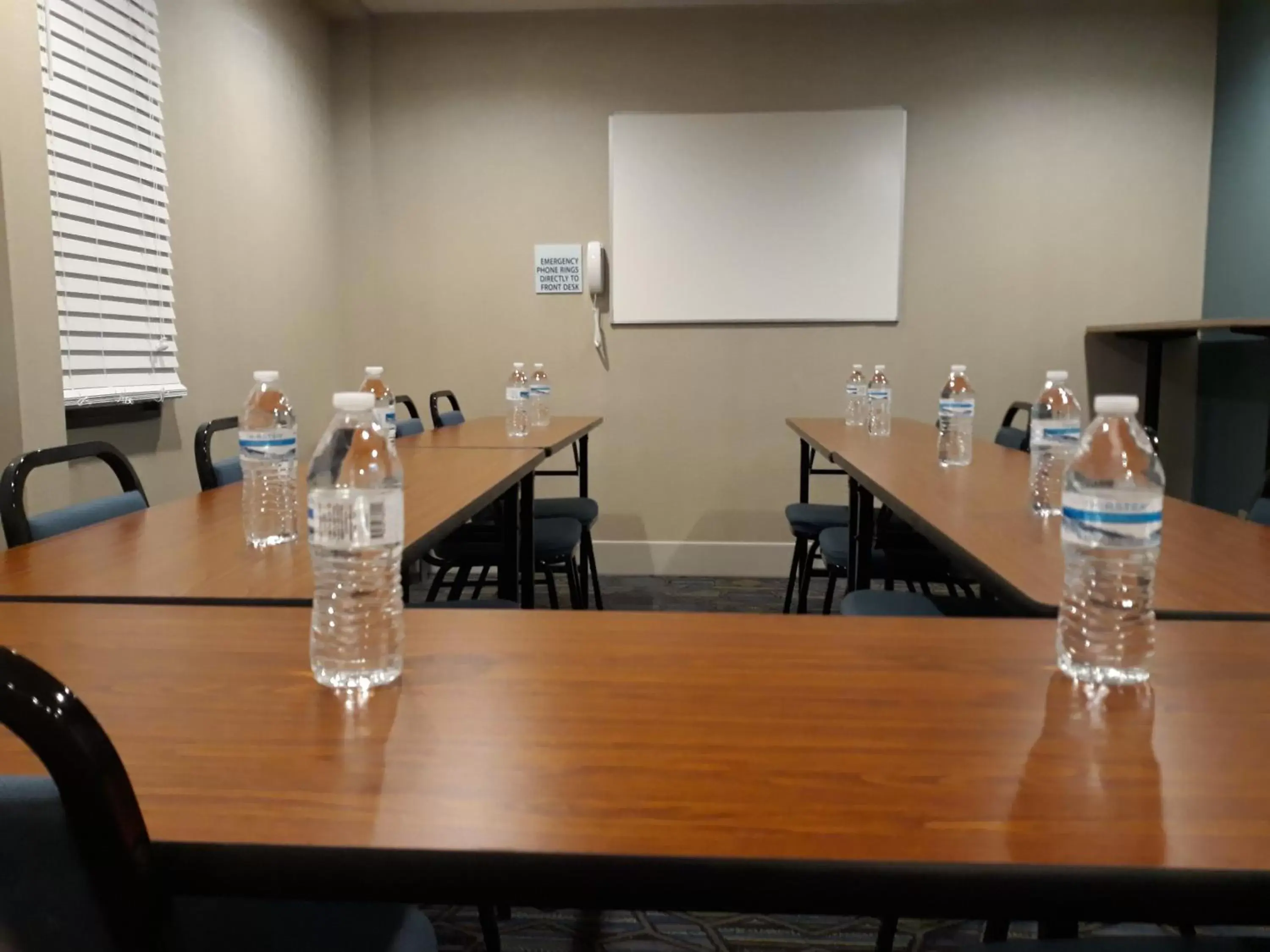 Meeting/conference room in Holiday Inn Express Hotel Pittsburgh-North/Harmarville, an IHG Hotel