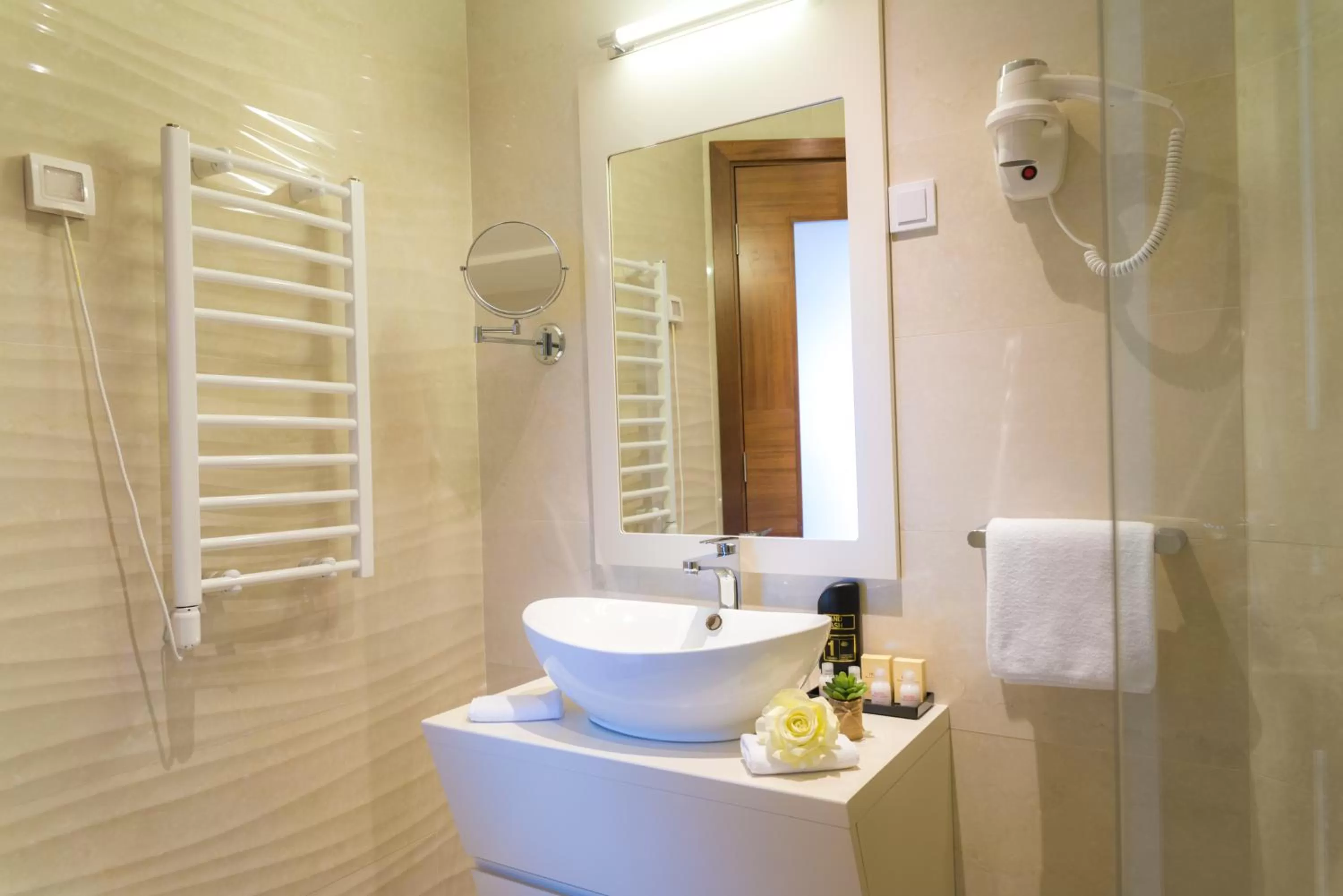 Bathroom in Hotel Kadmo by Aycon