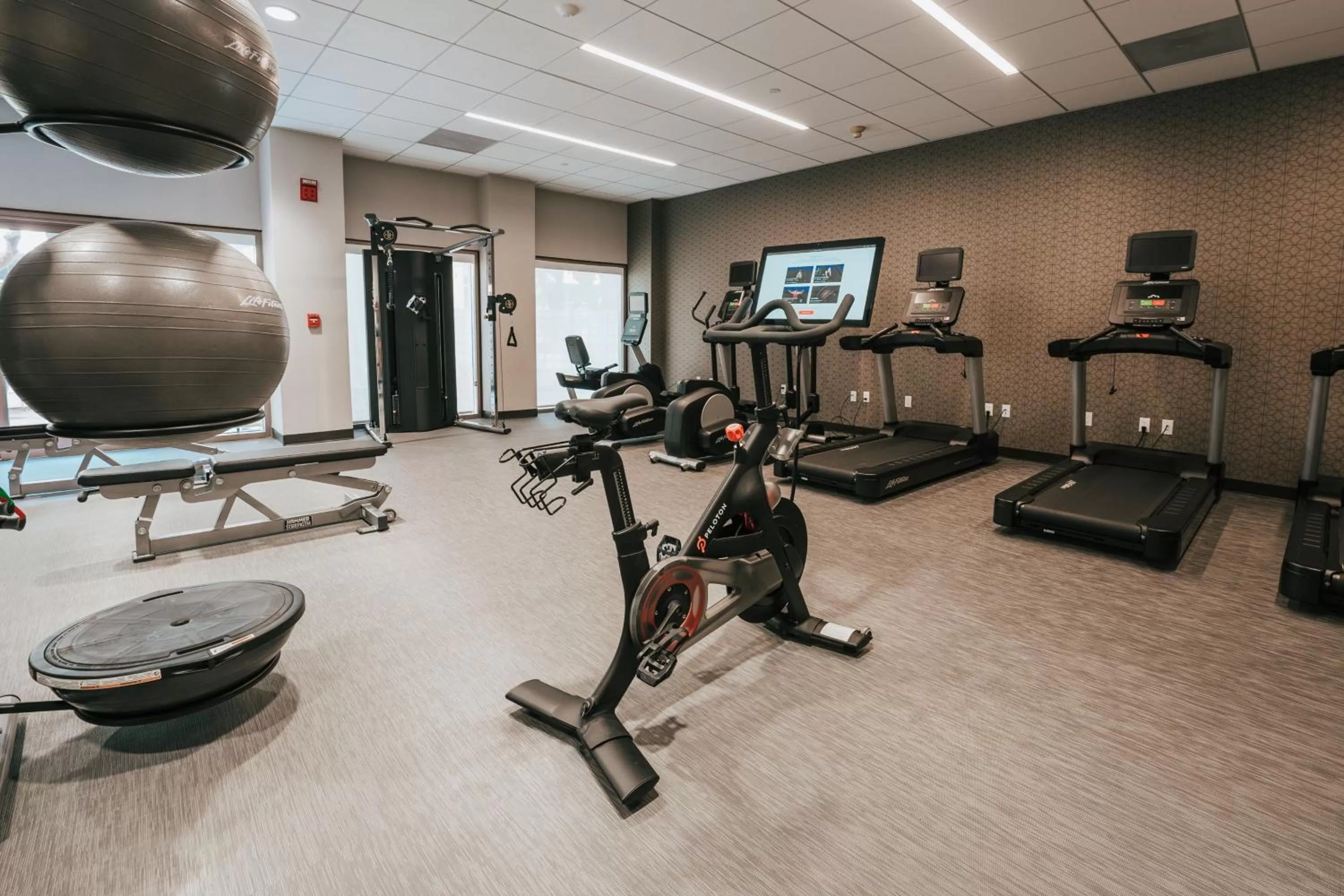 Fitness centre/facilities in Courtyard by Marriott Los Angeles LAX / Century Boulevard