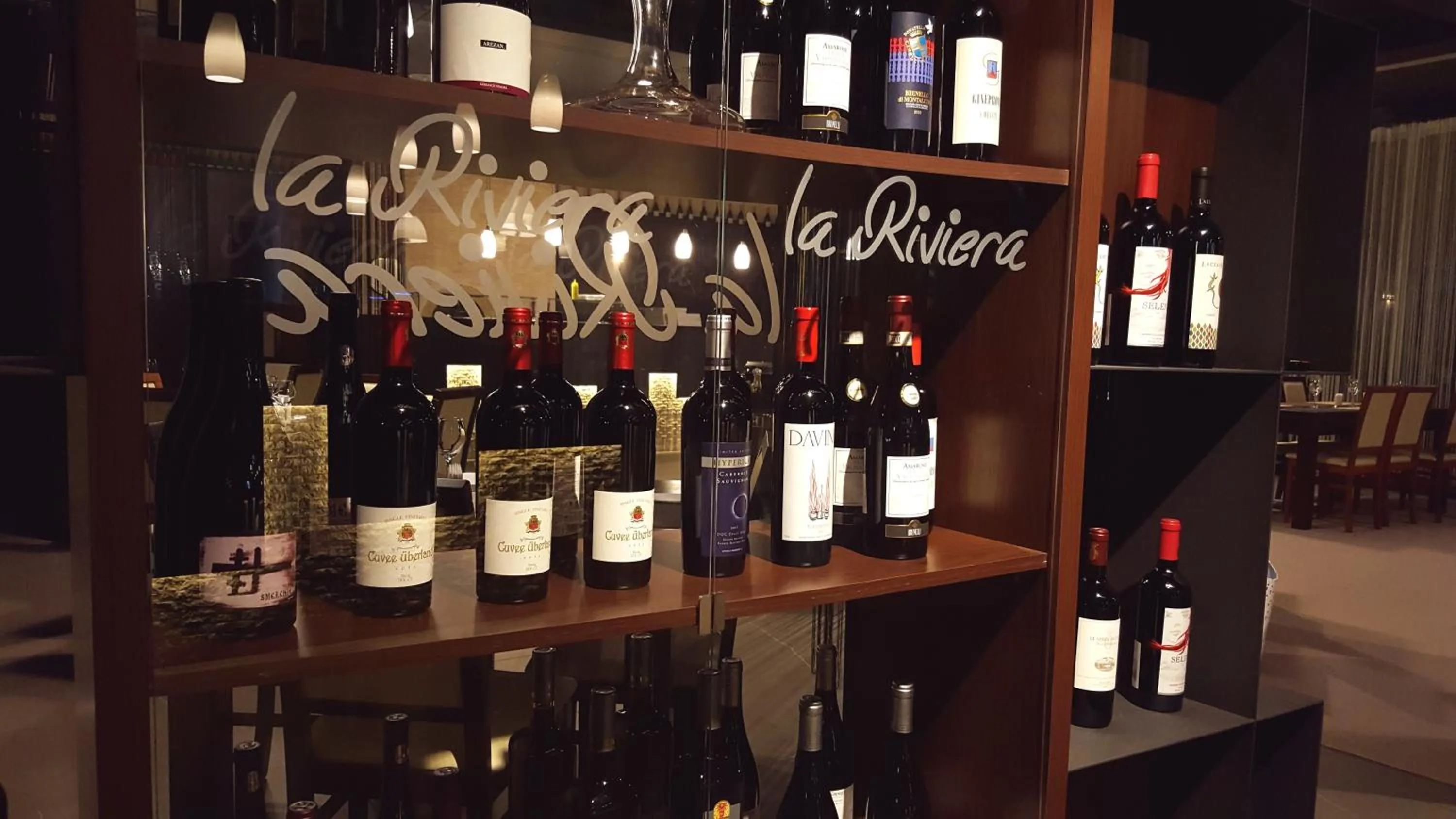 Restaurant/places to eat in Hotel Galaxy