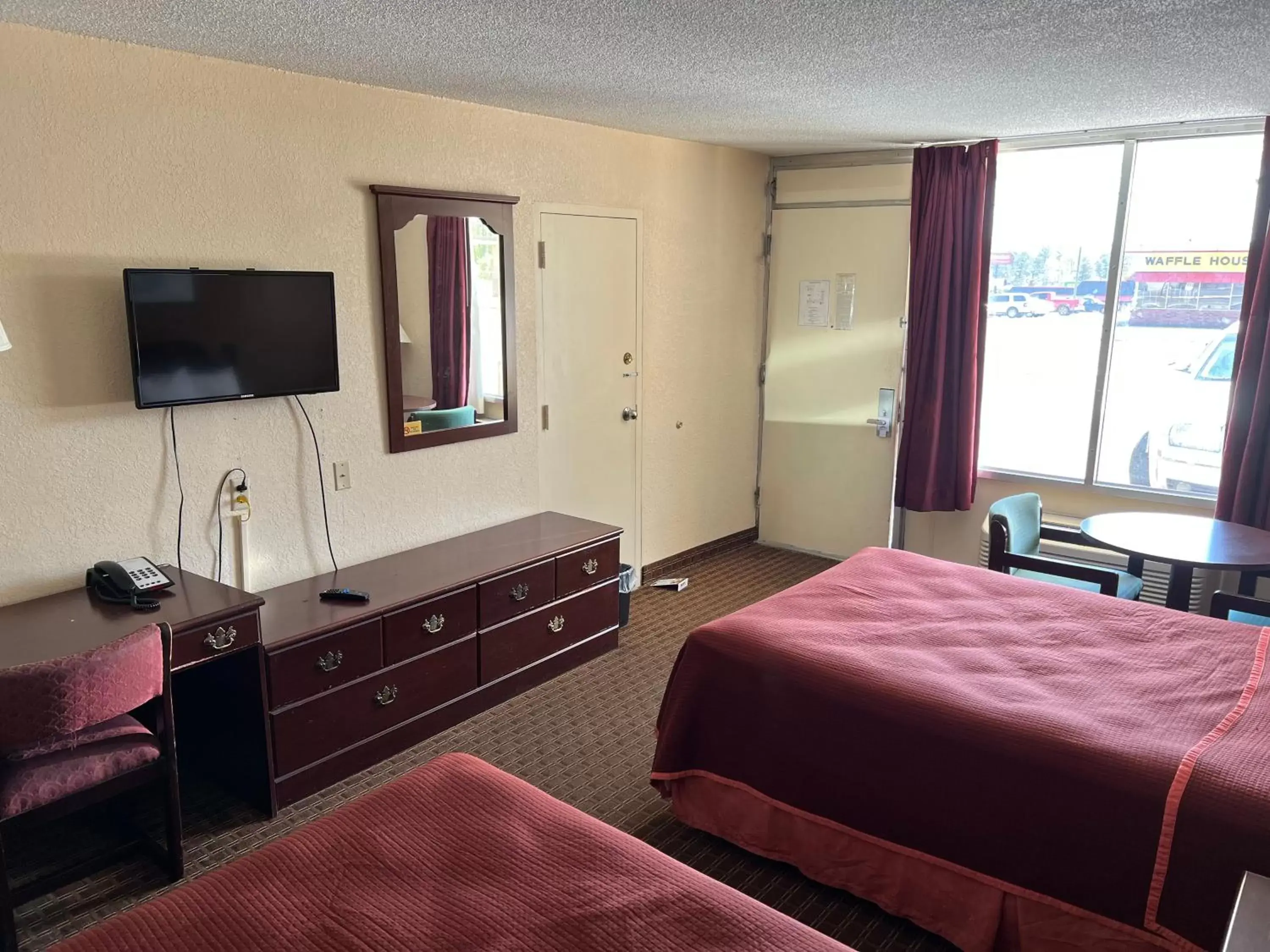 Photo of the whole room, Bed in Rodeway Inn