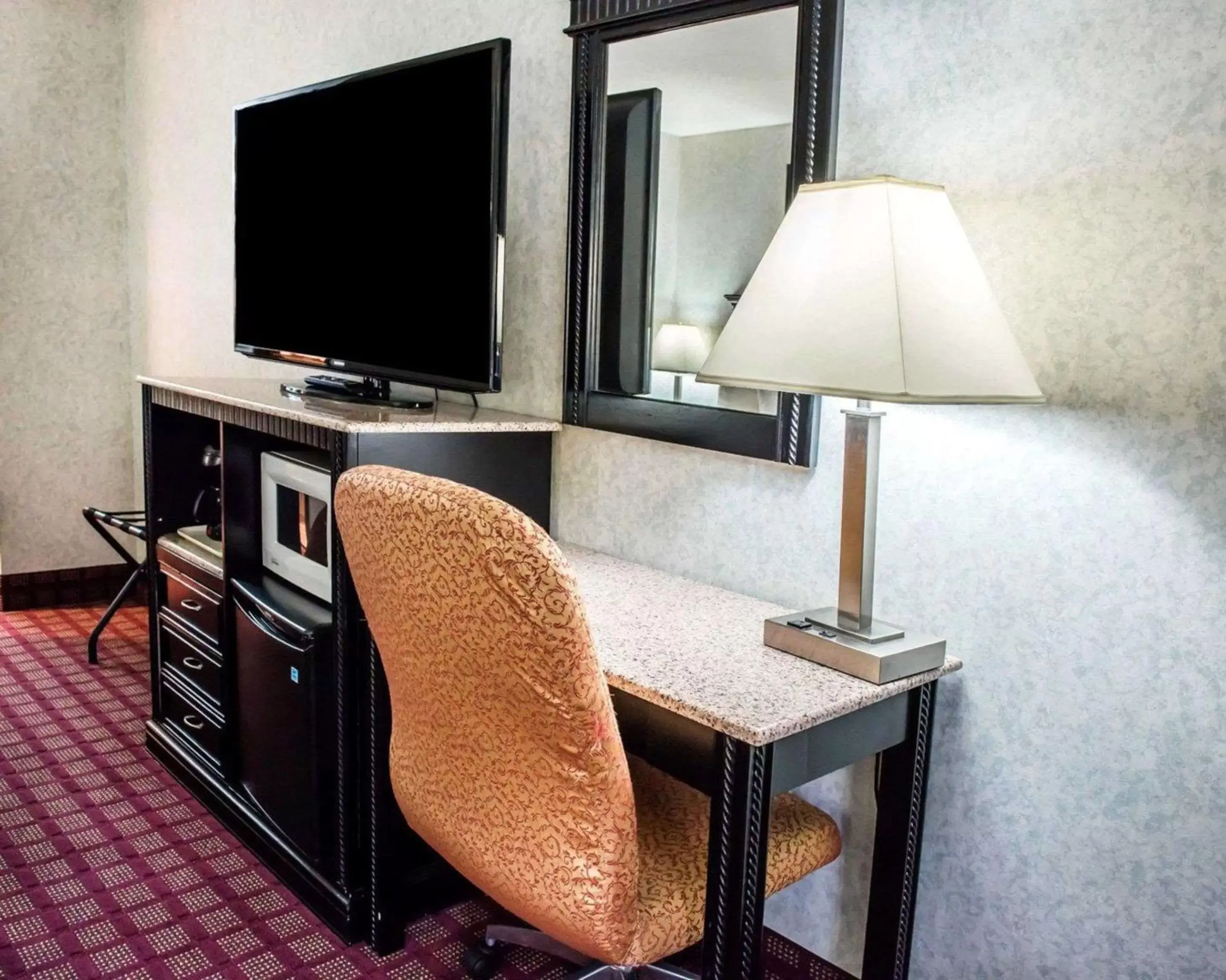 Photo of the whole room, TV/Entertainment Center in Quality Inn & Suites North Gibsonia