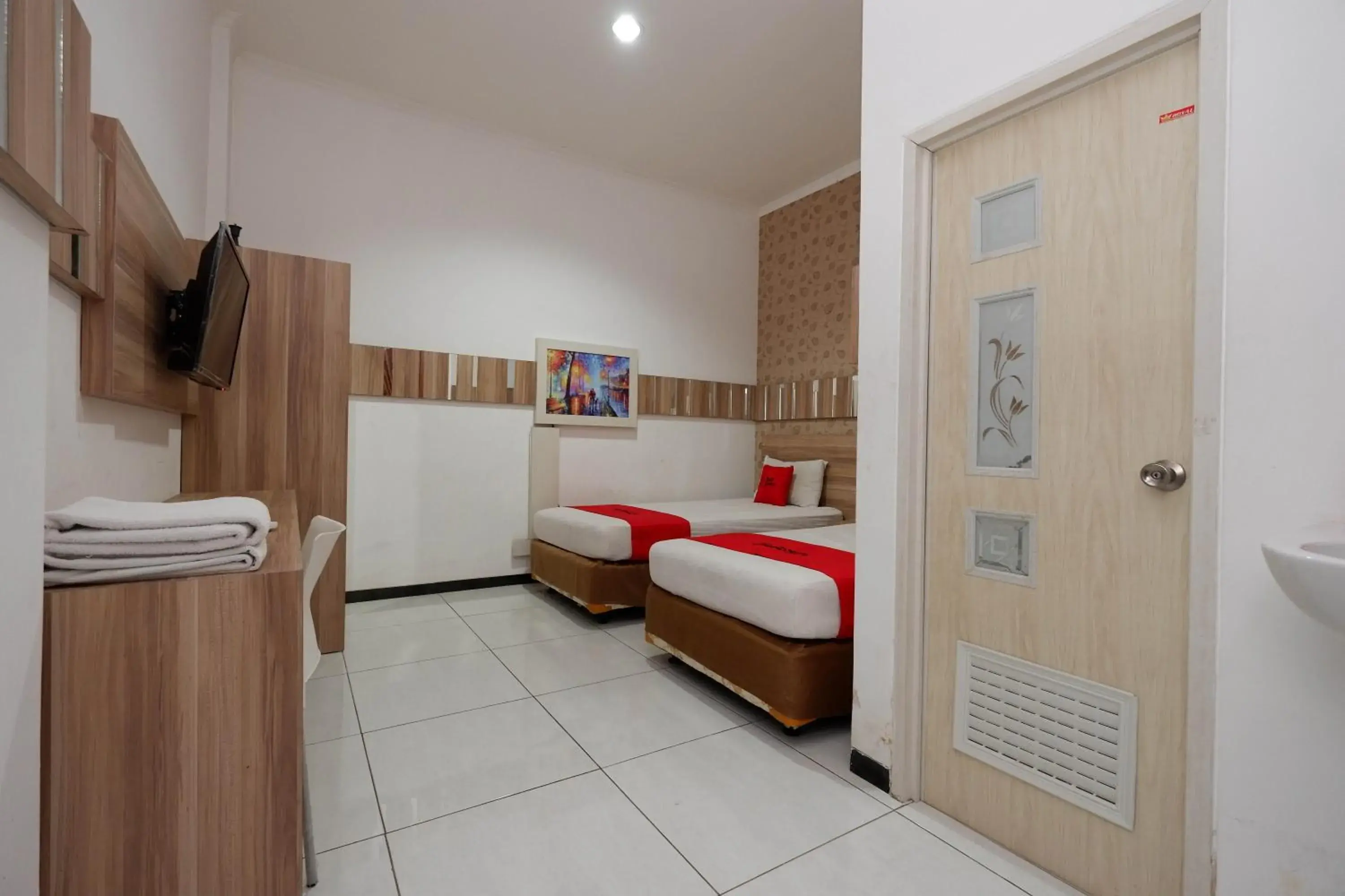 Bedroom, Bed in RedDoorz near Plaza Simpang Lima
