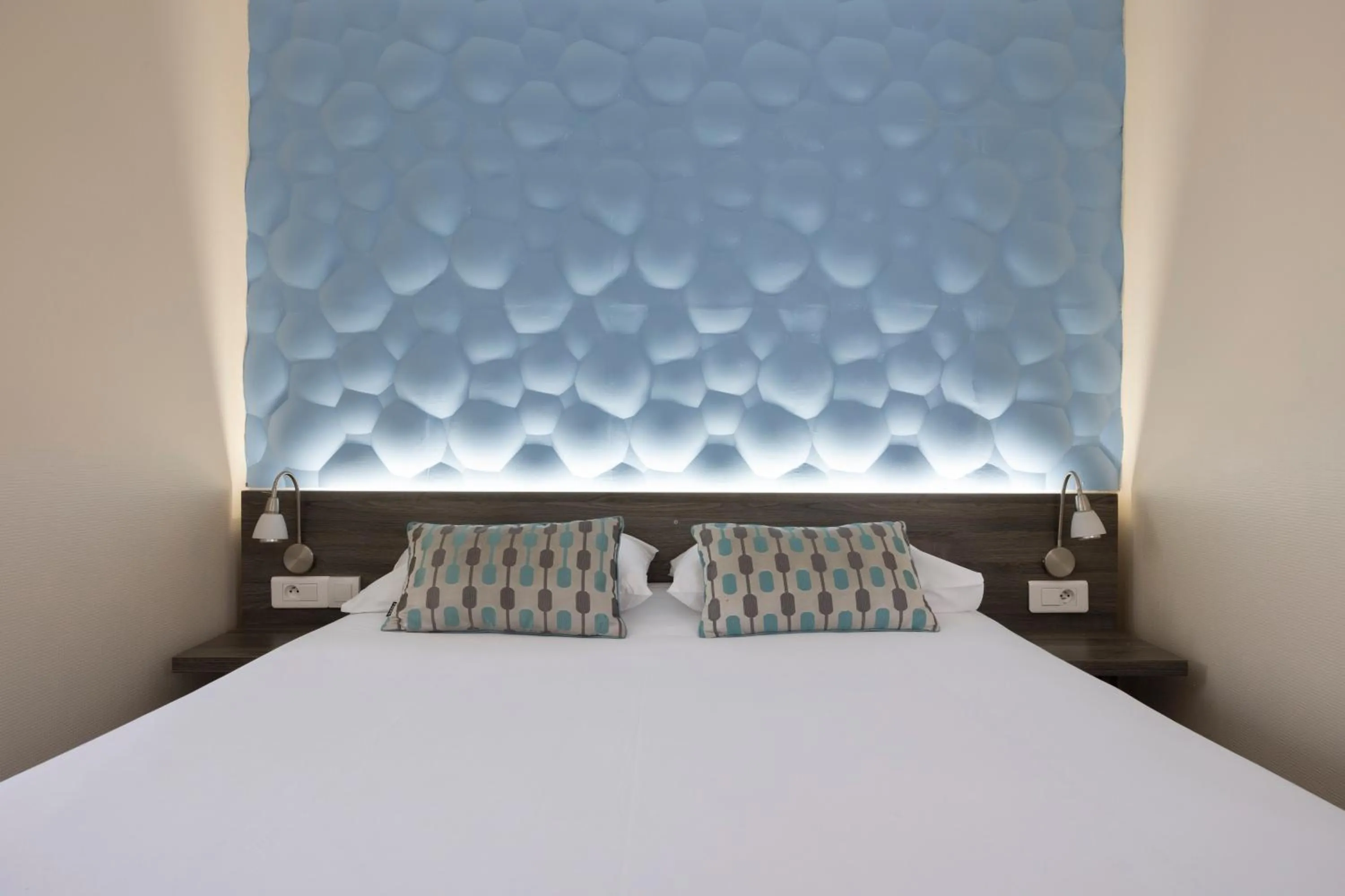 Bed in The Originals Boutique, Hôtel Danieli, Avignon