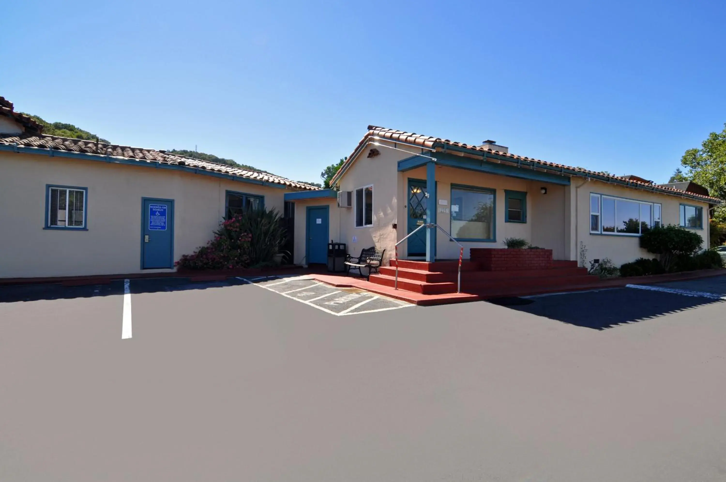 Facade/entrance, Property Building in Marinwood Inn & Suites