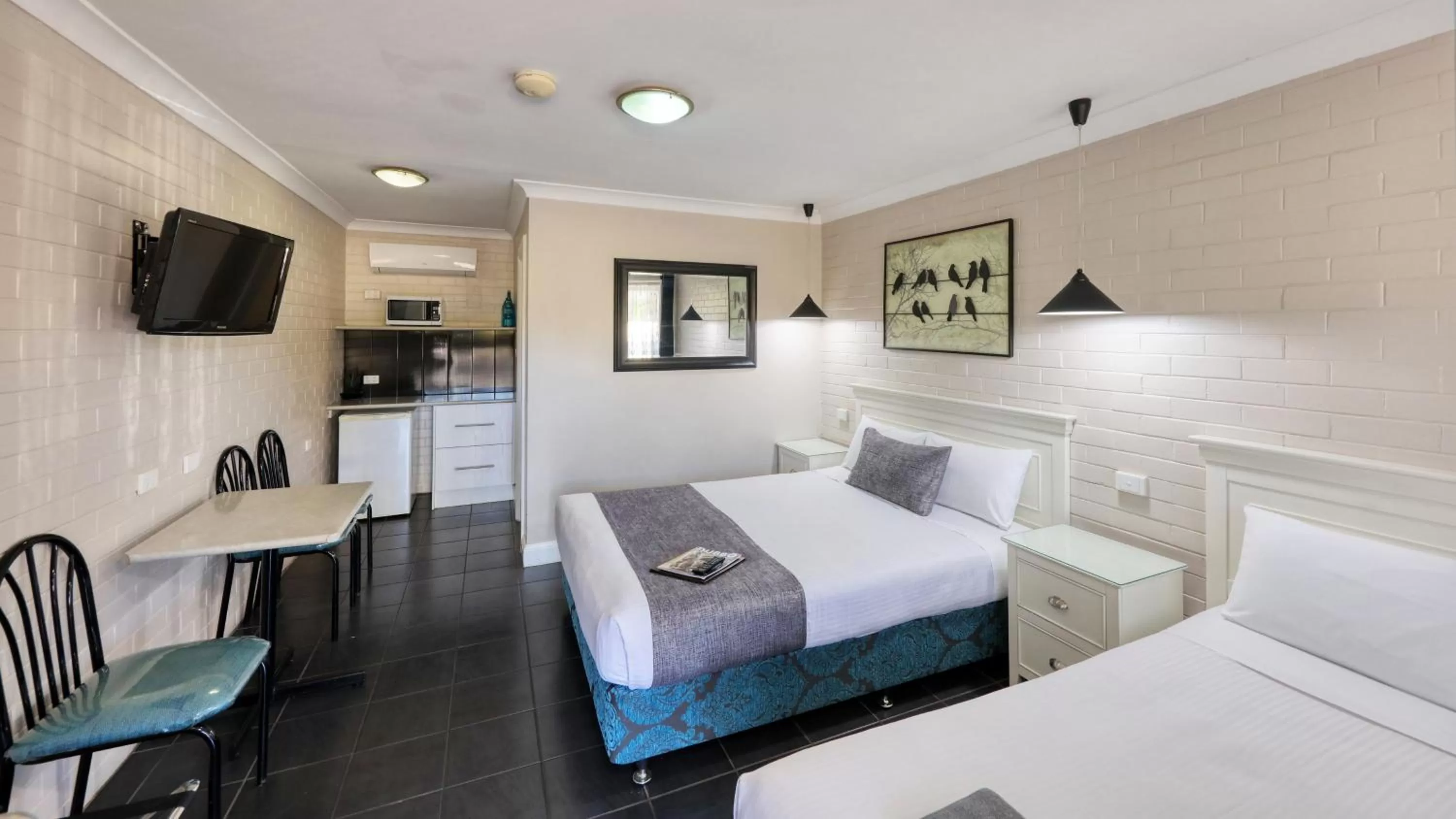 TV and multimedia, Bed in Country Leisure Motor Inn