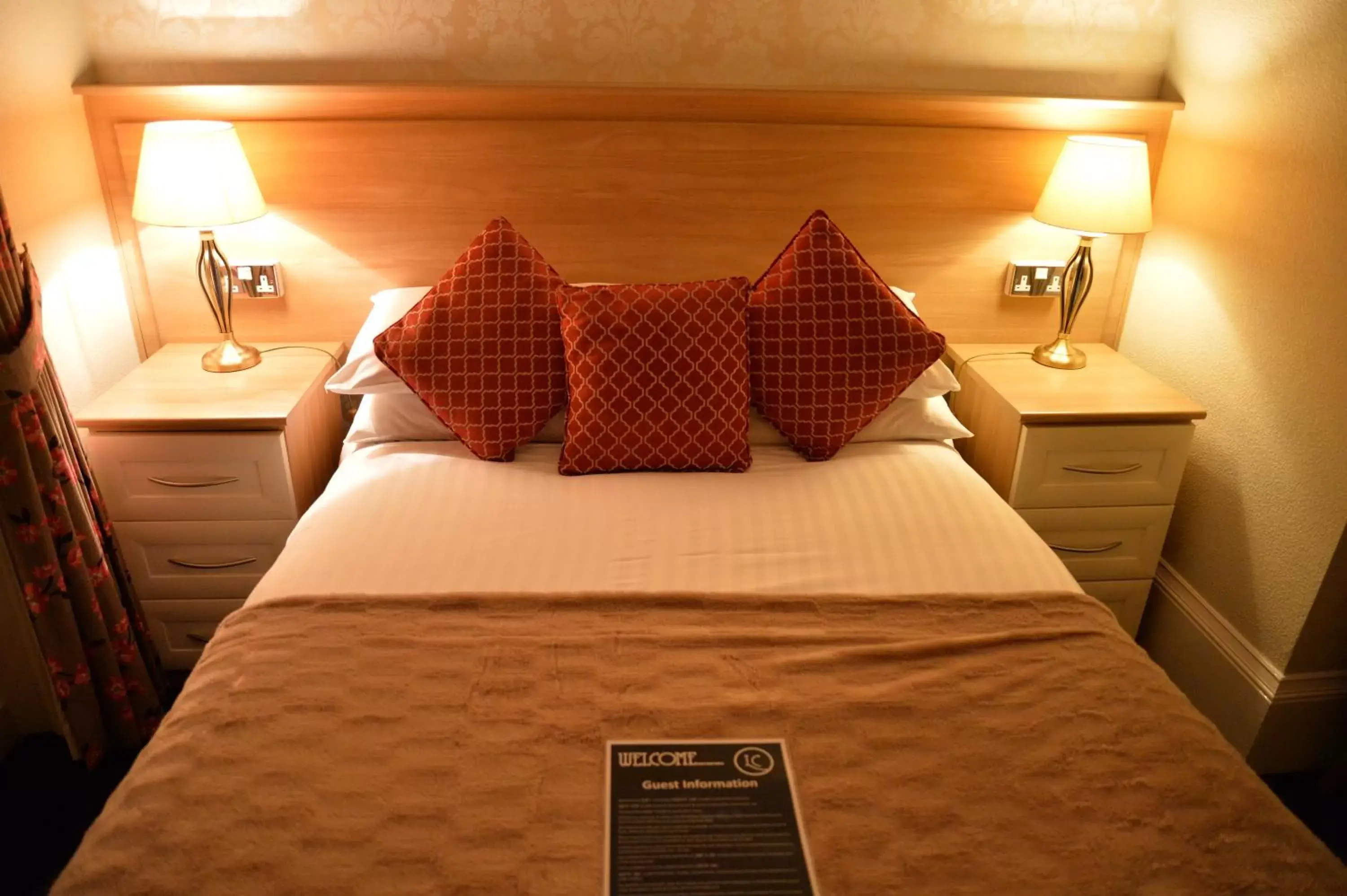 Bed in Lauriston & Lawton Court Hotel