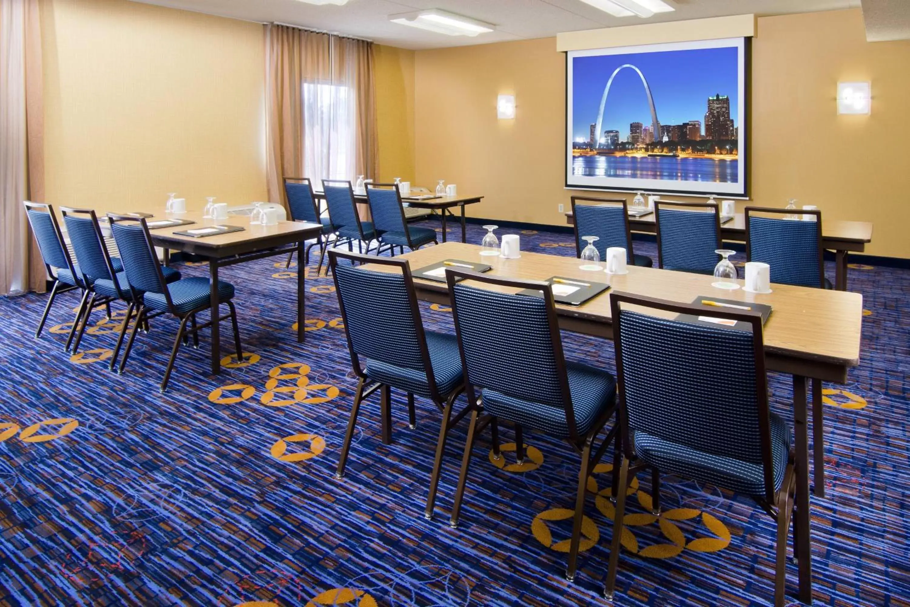 Meeting/conference room, Restaurant/Places to Eat in Courtyard St. Louis Westport Plaza