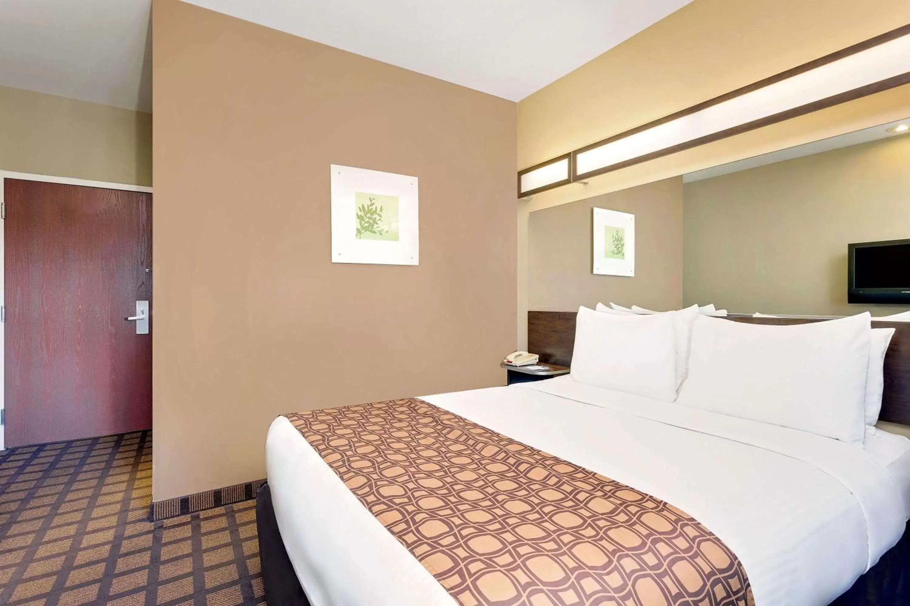 Bed in Microtel Inn & Suites by Wyndham Perry