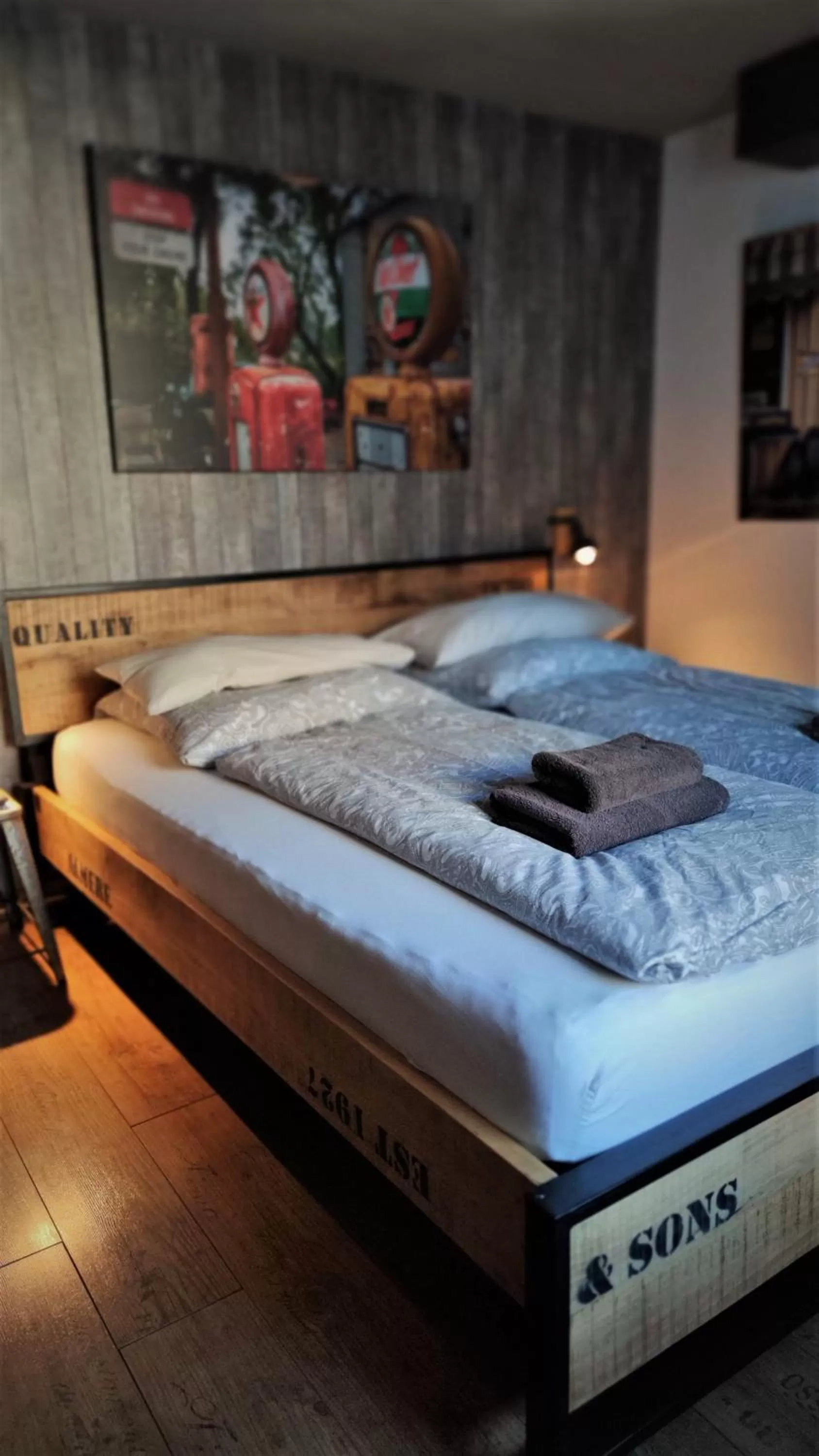 Bed in Roastineer Hotel