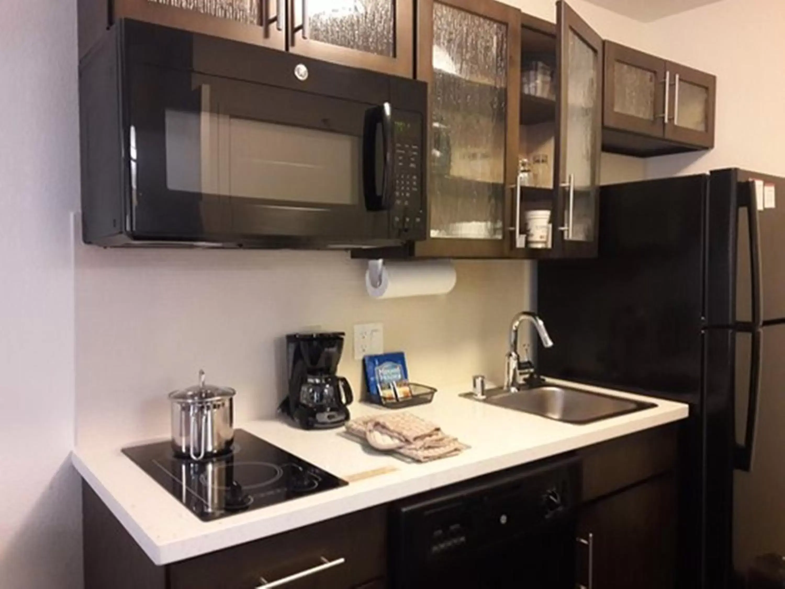 Photo of the whole room, Kitchen/Kitchenette in Candlewood Suites - East Syracuse - Carrier Circle, an IHG Hotel