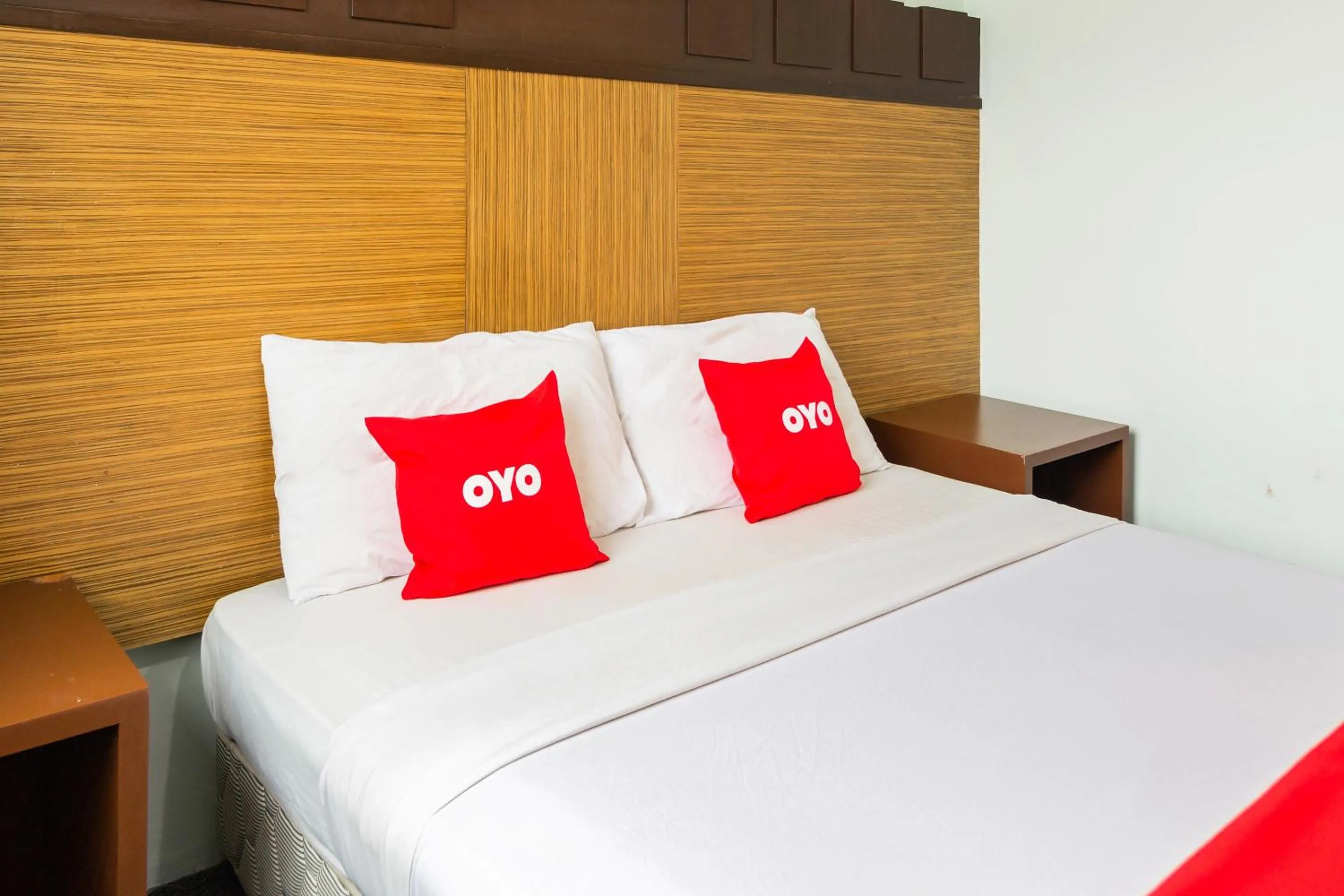 Bedroom, Bed in OYO 89408 Royal Hotel