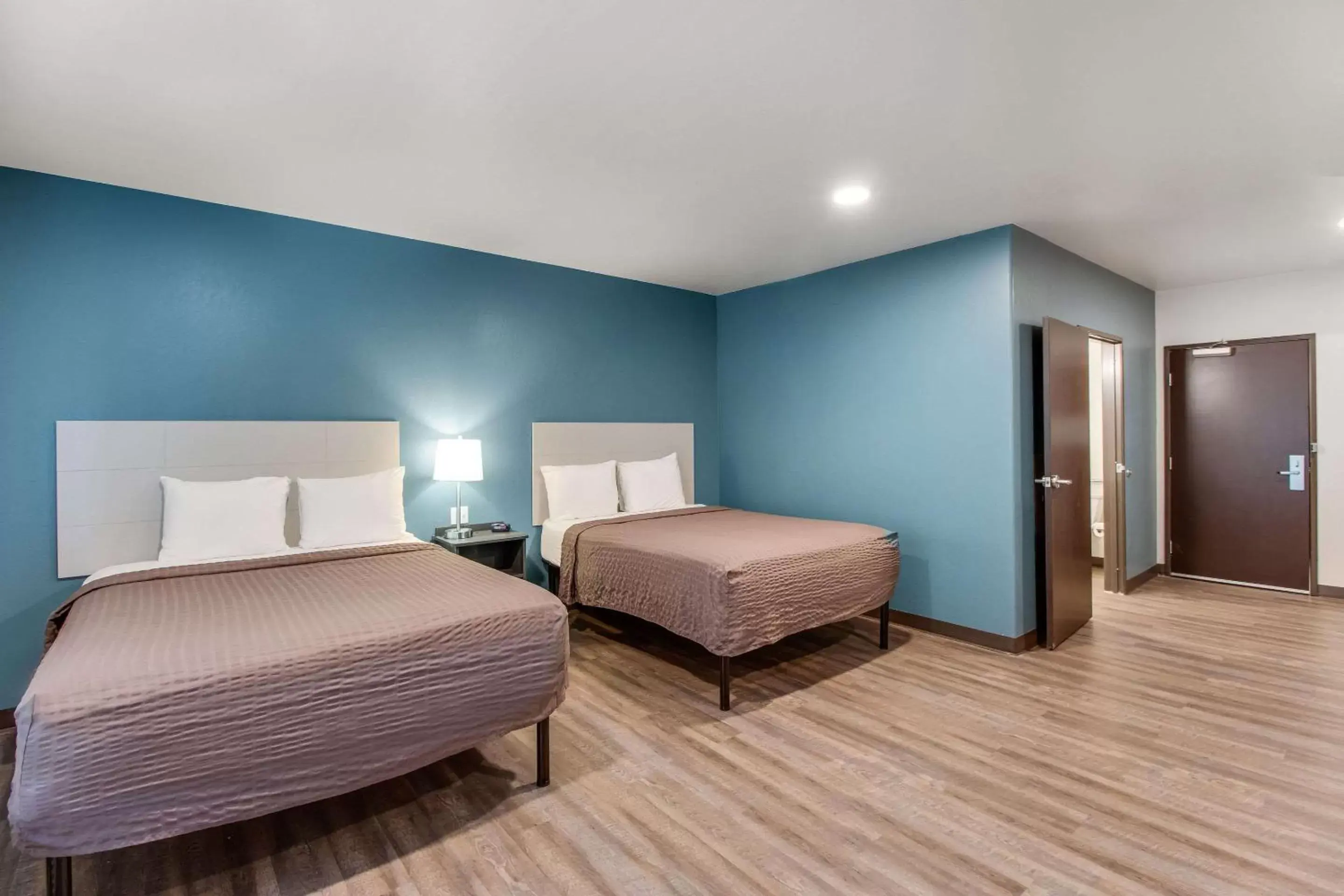 Photo of the whole room, Bed in WoodSpring Suites Bakersfield Airport