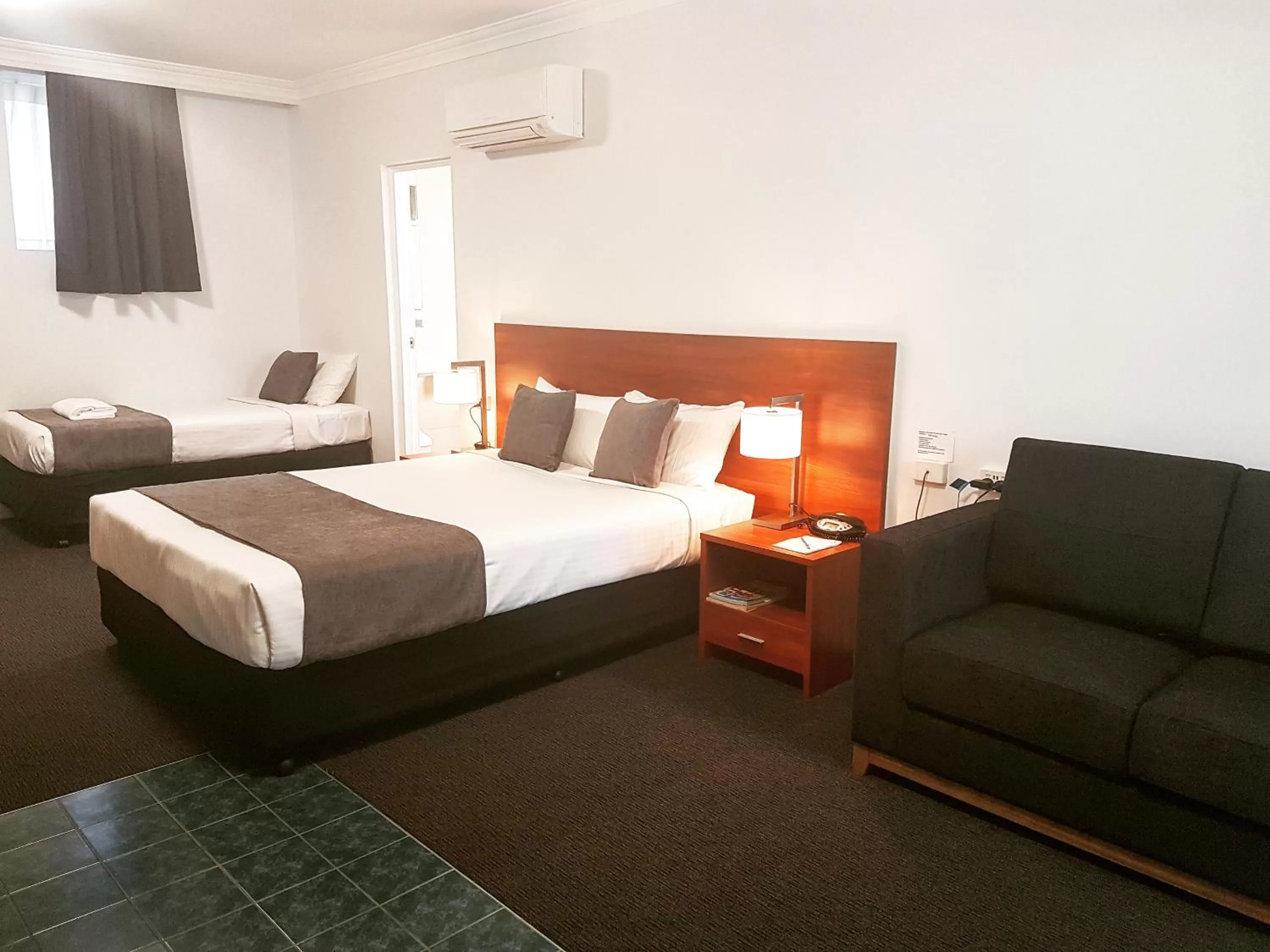 Bed in Mid City Motor Inn Singleton